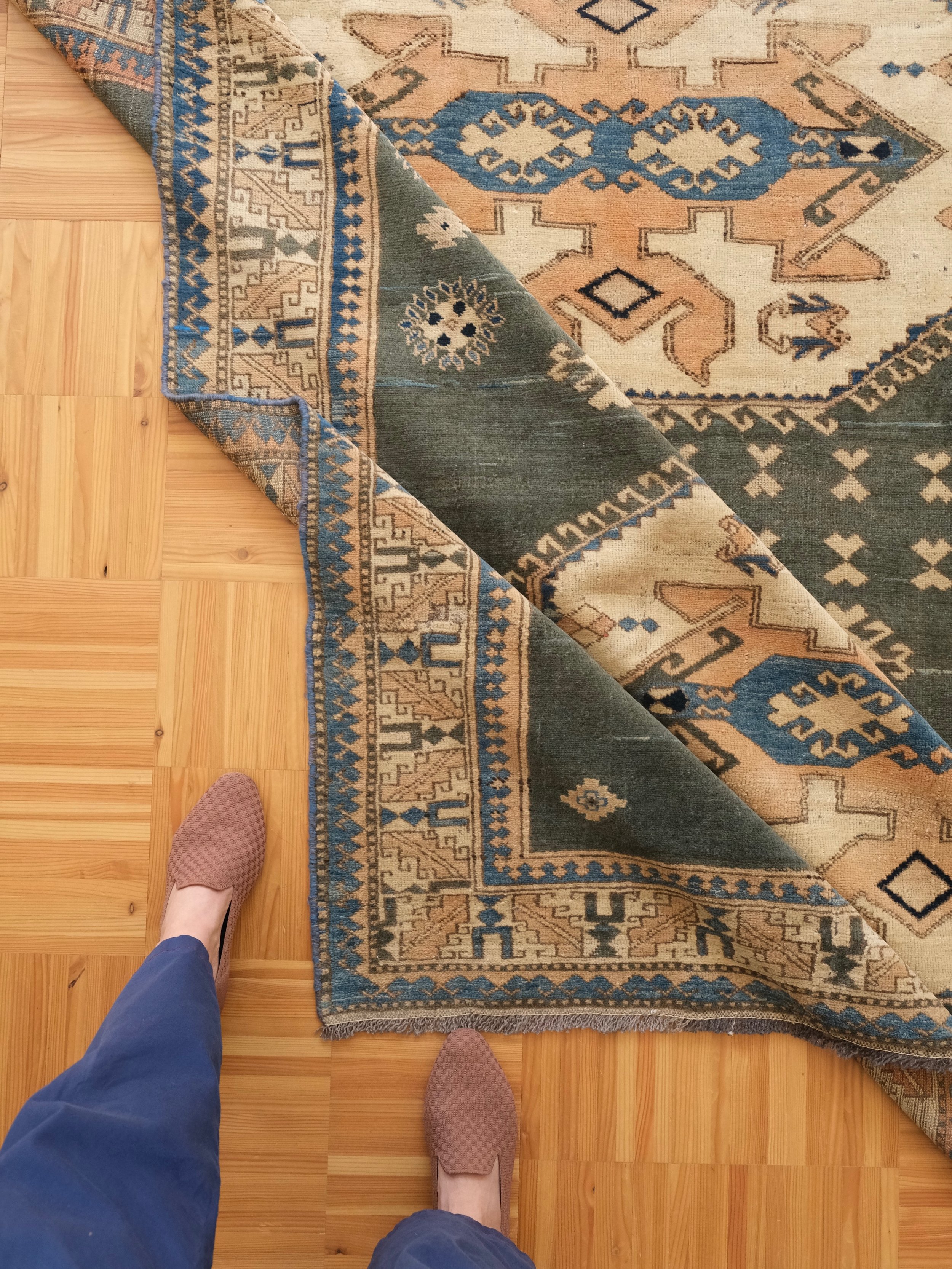 I love it when you tell me what kind of rug you are looking for~ whether it be a specific color palette you are designing around, a hard-to-find narrow runner to fit that skinny hallway in your vintage home, or the elusive and rare square rug. 
Squar