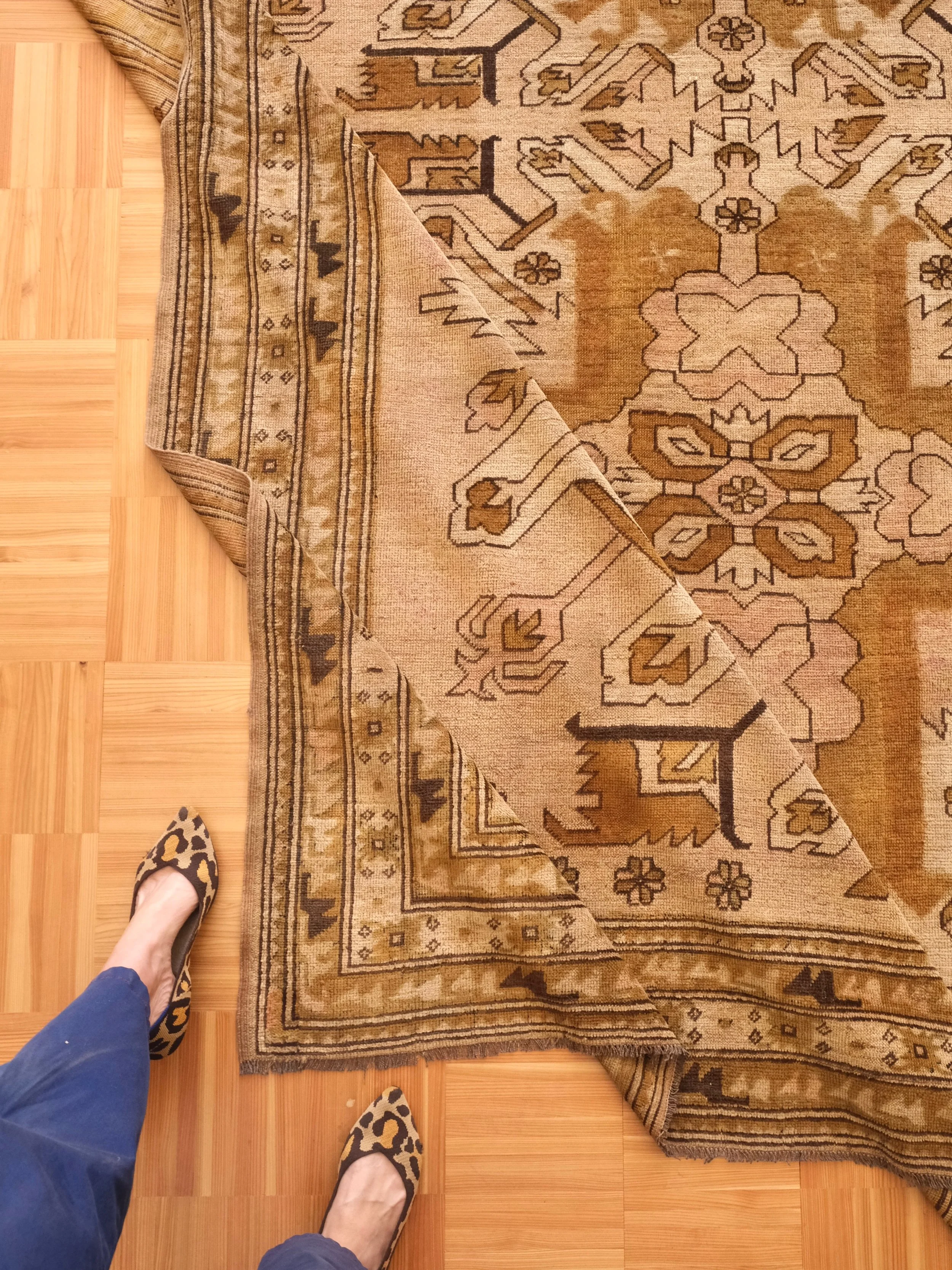 We&rsquo;ve gotten some really beautiful vintage rugs in lately&hellip; link in bio will take you straight to the webshop ✨