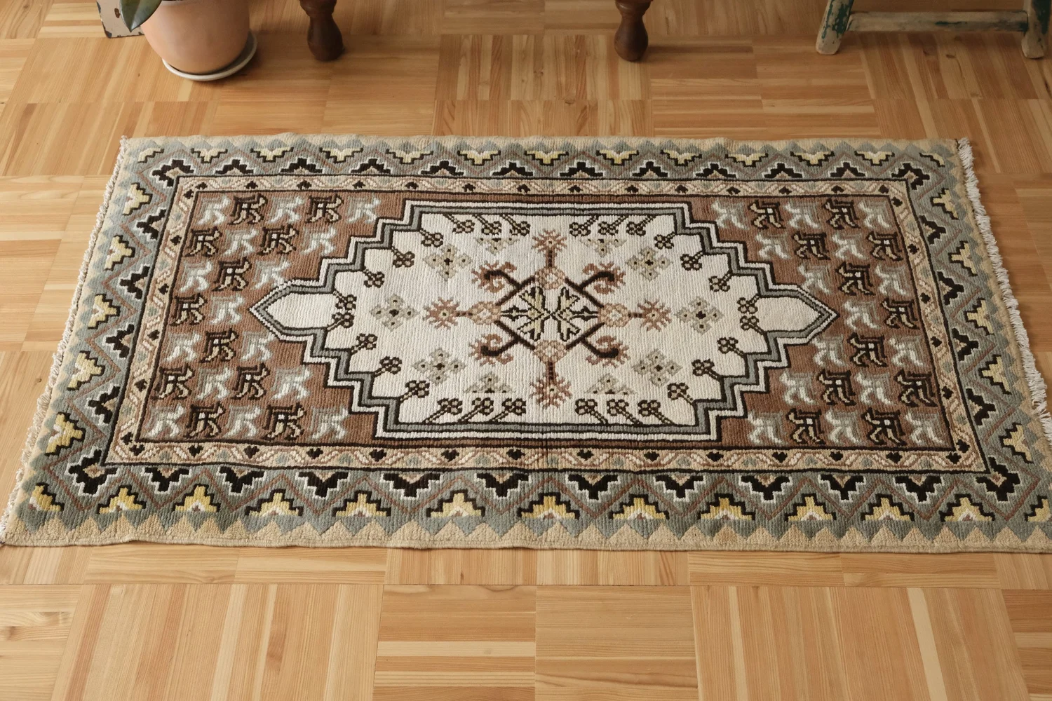 ✦vintage rug✦　138cm×70cm　インド産　ダブルノット Vintage Tunisian Rug - 4'7