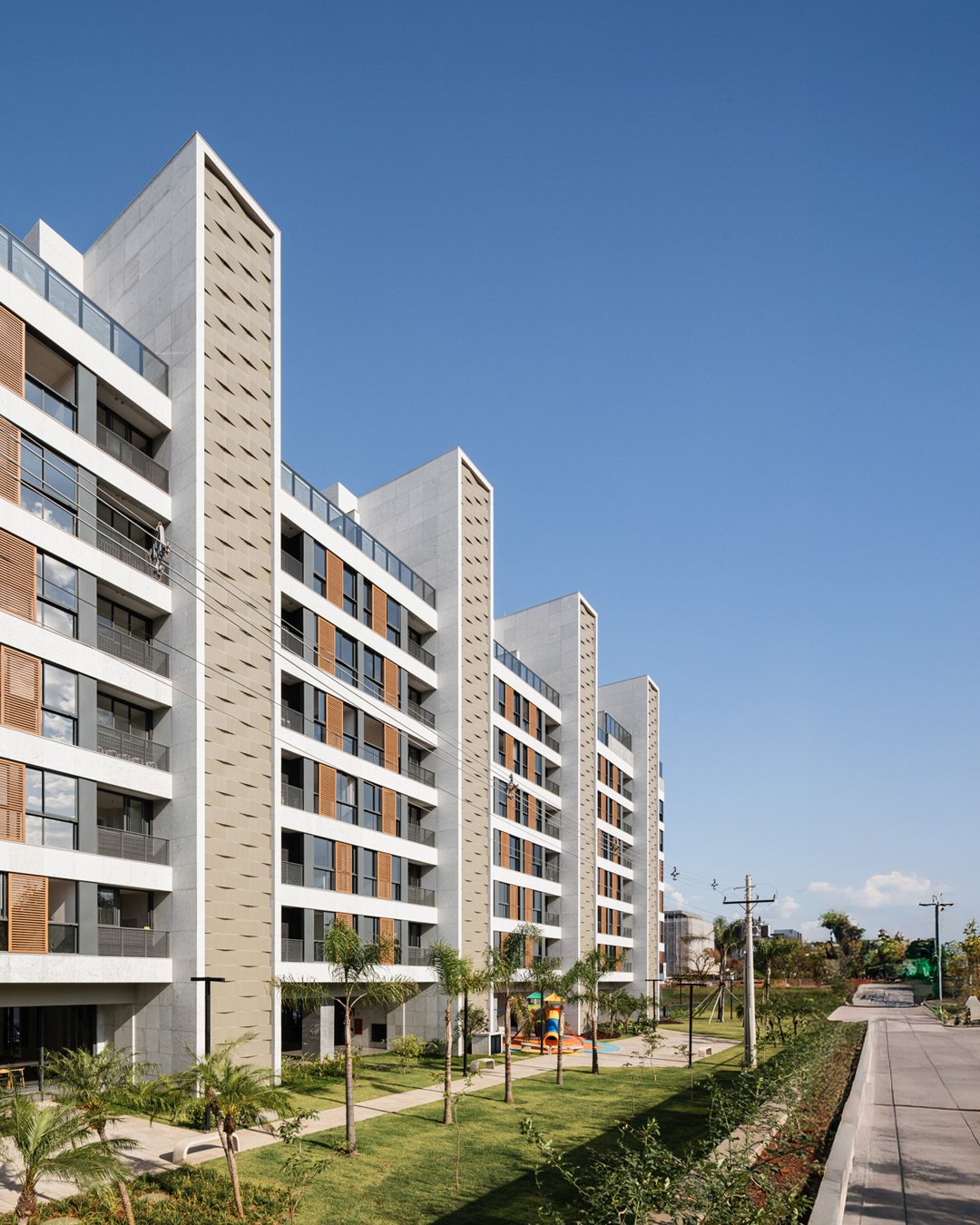 Na arquitetura do Essentia, desenvolvido para a @construtoravillela, cinco volumes verticais se destacam na fachada, funcionando como elementos escult&oacute;ricos que marcam o ritmo do edif&iacute;cio. Revestidos com pain&eacute;is em ACM, esses vol