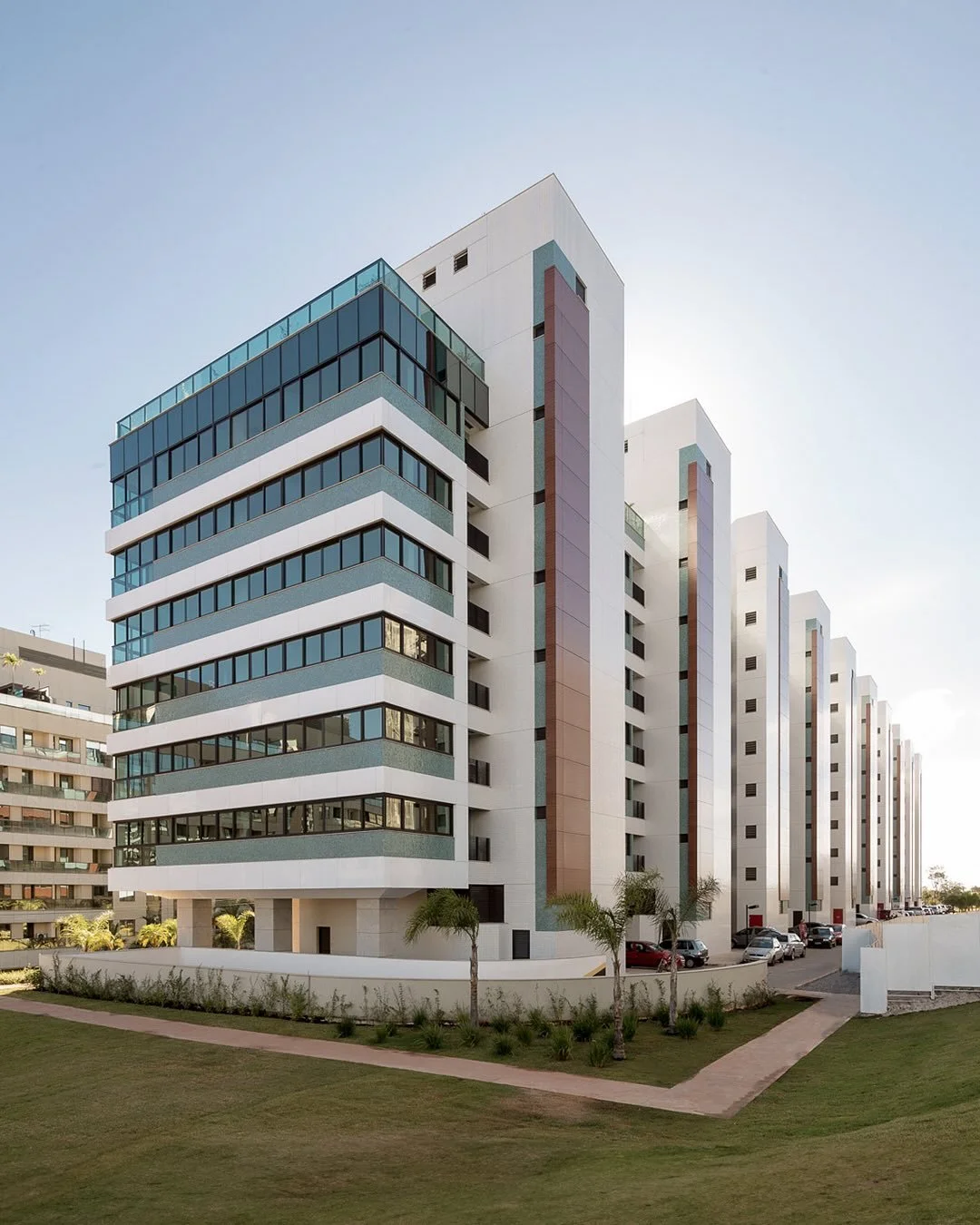 Com 160 metros de frente para o Parque Burle Marx, em dois lotes no cora&ccedil;&atilde;o do Setor Noroeste, o projeto residencial valoriza o equil&iacute;brio entre racionalidade e delicadeza. A fachada ganha identidade pr&oacute;pria com quadros qu