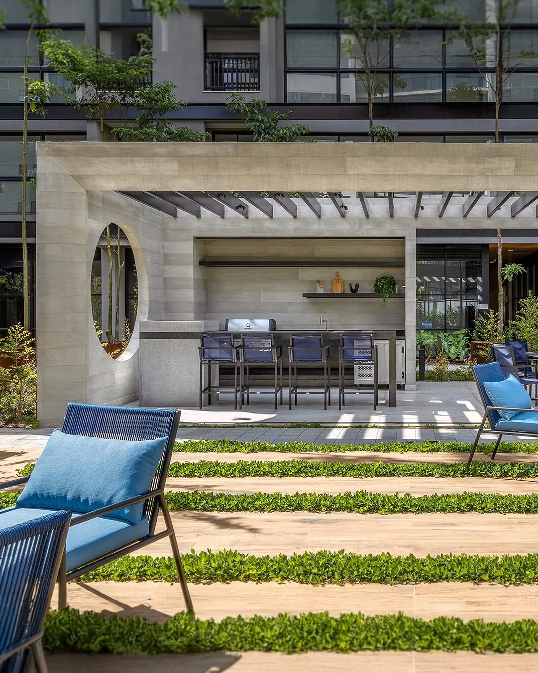 No New York, da @baseincorporacoes e @luner.construtora, o lazer se funde &agrave; arquitetura em um convite a viver bem. As &aacute;reas sociais foram pensadas como extens&atilde;o natural do lar, com espa&ccedil;os que acolhem, conectam e inspiram.