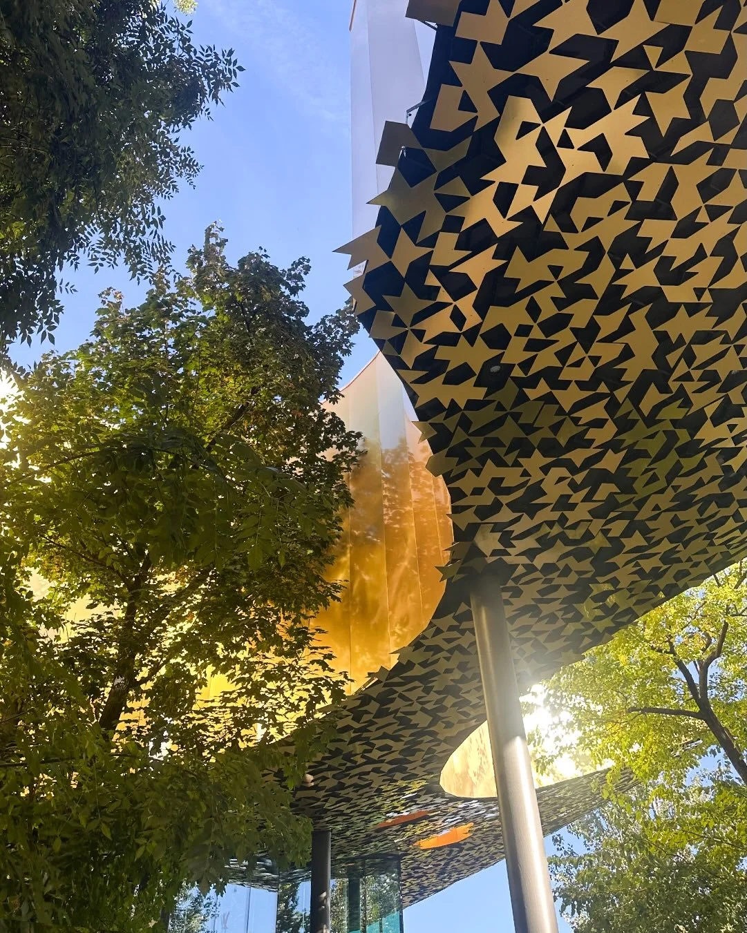 Budapeste &eacute; uma cidade constru&iacute;da sobre camadas, de pedra, hist&oacute;ria e sil&ecirc;ncio. Sua arquitetura sempre foi marcada pelo di&aacute;logo entre a grandiosidade imperial e a melancolia das ru&iacute;nas. Tr&ecirc;s experi&ecirc