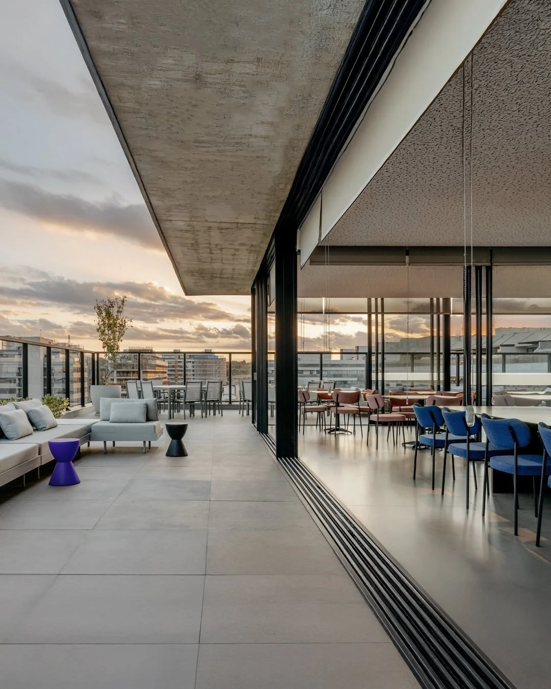 O OSLO, da @tecna_construtora, traduz os princ&iacute;pios da arquitetura modernista em uma linguagem contempor&acirc;nea. No topo, um dos trunfos do projeto: a cobertura foi pensada como um espa&ccedil;o de conv&iacute;vio fluido, que valoriza a luz