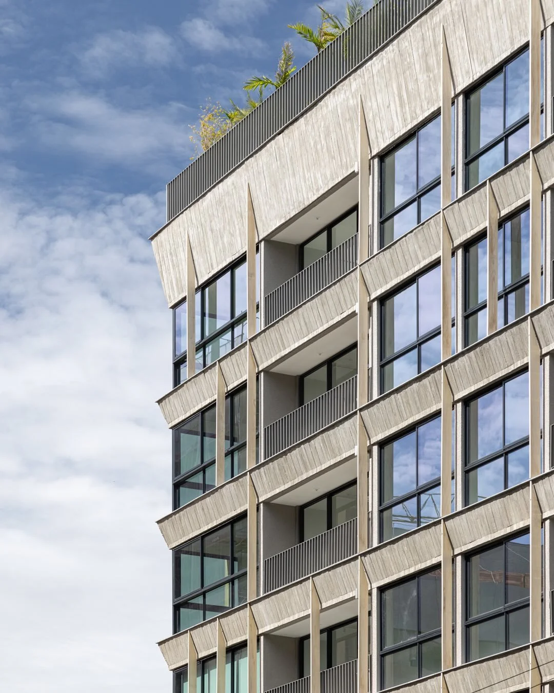 O Haya traz linhas arquitet&ocirc;nicas que conferem leveza e eleg&acirc;ncia ao seu volume. Com solu&ccedil;&otilde;es que mesclam refer&ecirc;ncias modernistas &agrave; arquitetura contempor&acirc;nea, o empreedimento da Lotus valoriza a vida em co