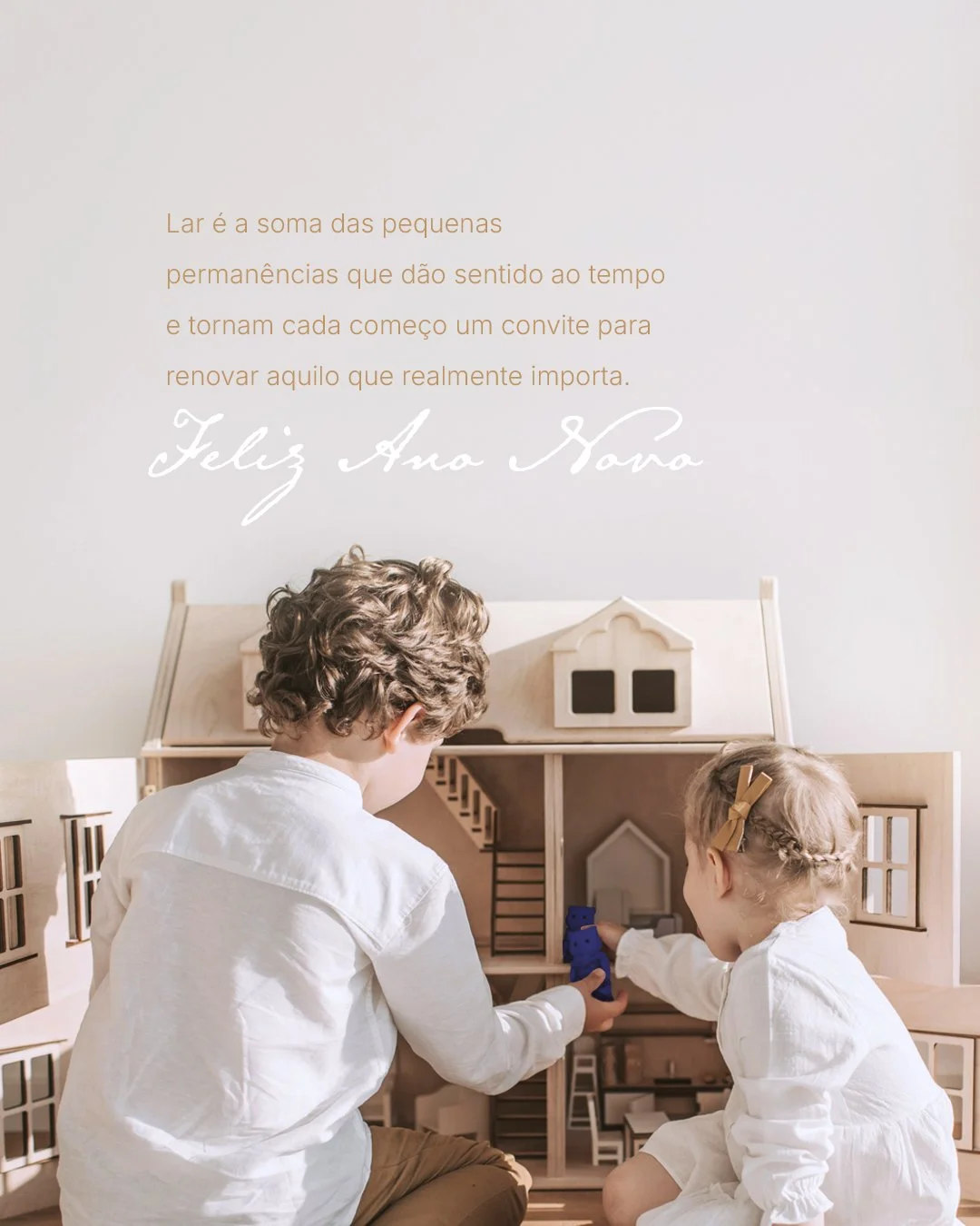 Ao longo dos 50 anos, percebemos que o lar n&atilde;o &eacute; apenas arquitetura. &Eacute; presen&ccedil;a, &eacute; mem&oacute;ria, &eacute; a soma dos gestos que constroem pertencimento. &Eacute; a luz que muda durante o dia, a mesa que re&uacute;