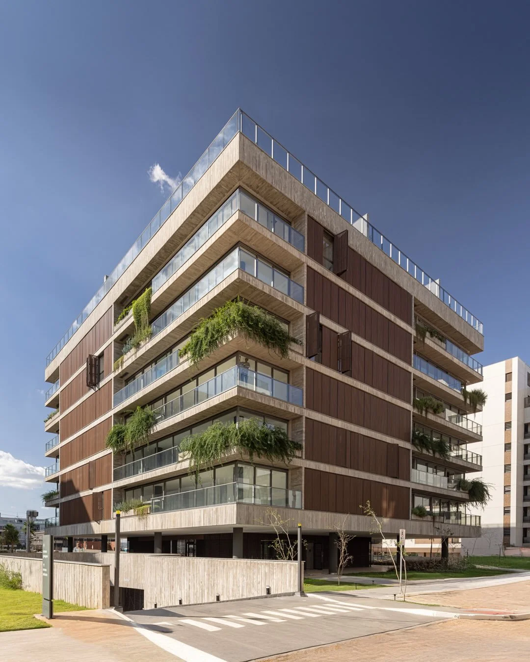 O ALMA une o legado modernista de Bras&iacute;lia a um modo de viver contempor&acirc;neo e acolhedor. Realizado pela Lotus em parceria com Val&eacute;ria Gontijo Arquitetos, o projeto traduz essa converg&ecirc;ncia em linhas precisas, como no hall, q