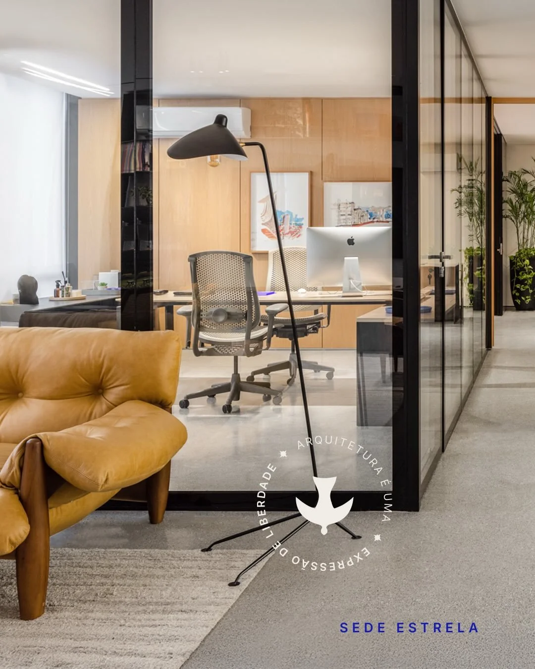 No SCS, no 14&ordm; pavimento do Edif&iacute;cio Denasa, fazemos nossa morada. Tal qual a hist&oacute;ria do pr&eacute;dio, &eacute; um lugar que mistura passado, presente e futuro da arquitetura de Bras&iacute;lia. Os interiores, assinados pelo escr