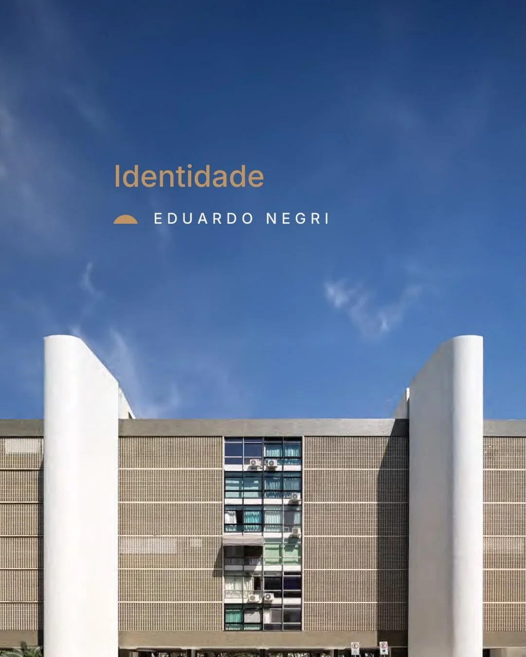 Se as primeiras superquadras definiram o morar moderno &agrave; &eacute;poca, Eduardo Negri trouxe a ele uma nova camada de identidade. Atuante nas d&eacute;cadas de 70 e 80, ele compreendeu que a repeti&ccedil;&atilde;o exigia ritmo e cor. Negri nos