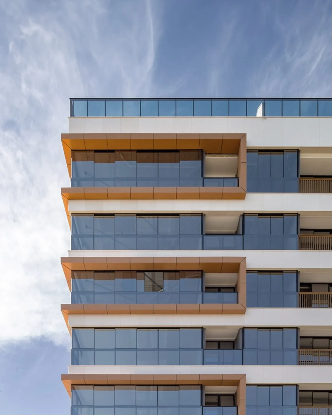 A arquitetura do Gran Reserva Biografia equilibra ritmo visual e privacidade. Volumes independentes e caixas extrudadas emolduram a paisagem, conectando o interior ao vizinho Parque Burle Marx. No t&eacute;rreo, o pilotis generoso retoma a ess&ecirc;