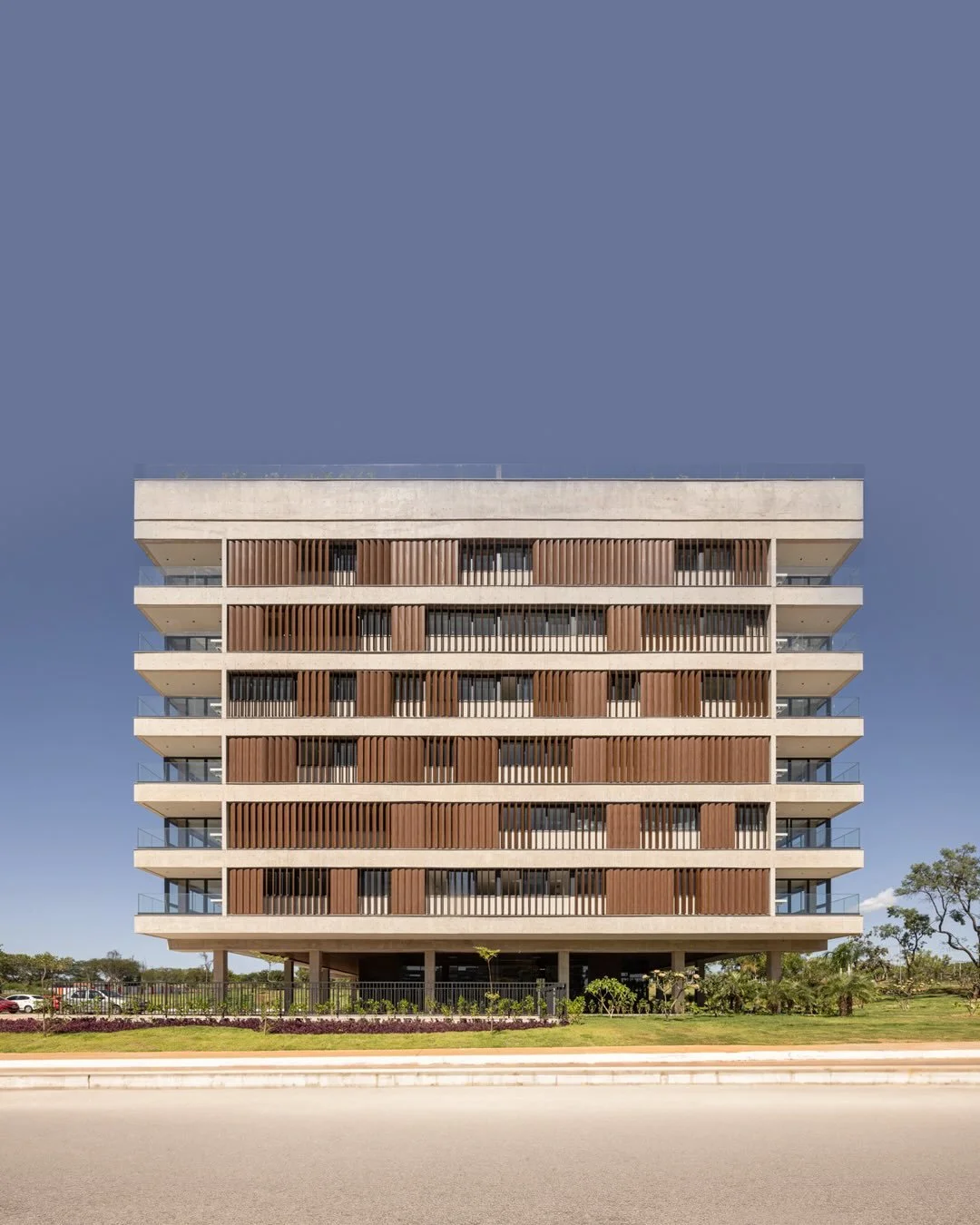 O Edif&iacute;cio Marianne Peretti se insere na paisagem do Setor Noroeste como uma interpreta&ccedil;&atilde;o contempor&acirc;nea da arquitetura estrutural e expressiva que marcou Bras&iacute;lia. Constru&iacute;do pela @paulooctavioconstrutora, o 