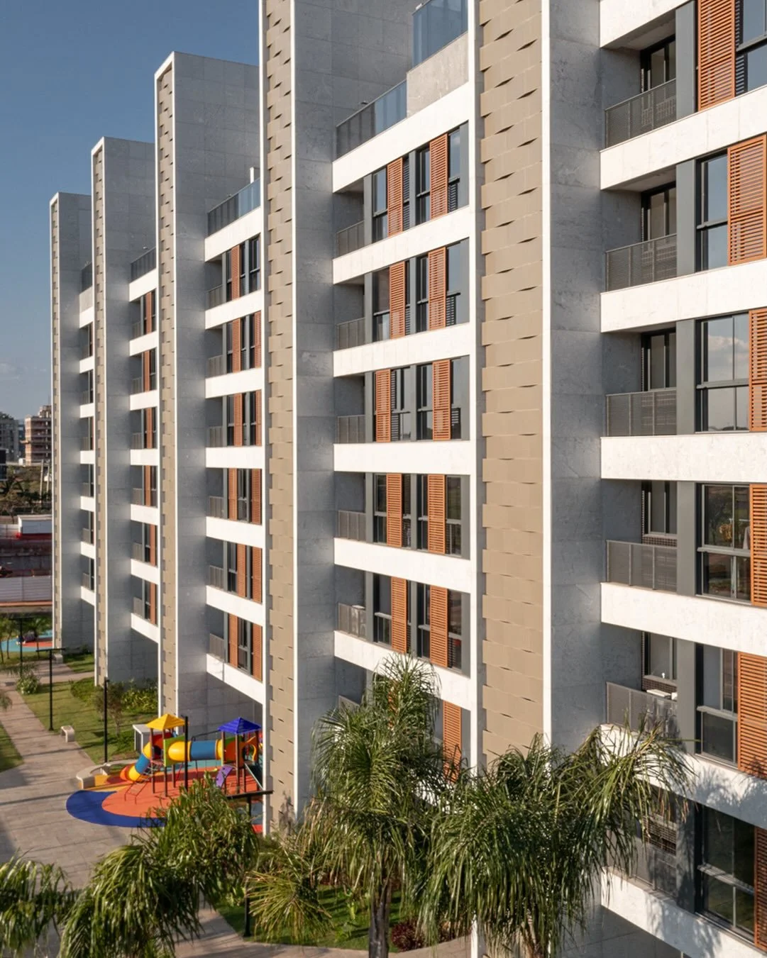 O Essentia traduz a busca por atemporalidade e equil&iacute;brio urbano no Setor Noroeste. Neste projeto da @construtoravillela, a arquitetura traz a integra&ccedil;&atilde;o paisag&iacute;stica para criar uma transi&ccedil;&atilde;o fluida com a cid