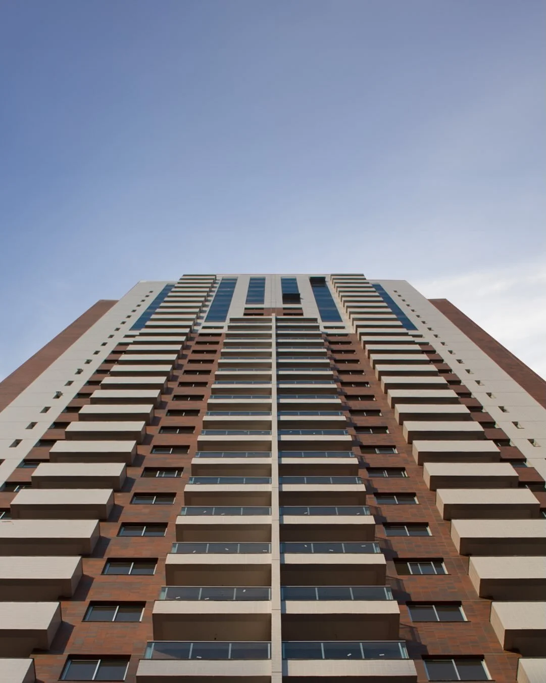 No Tower Club Residence, a planta materializa a efici&ecirc;ncia do desenho arquitet&ocirc;nico. A setoriza&ccedil;&atilde;o preserva a intimidade dos quartos, enquanto a integra&ccedil;&atilde;o das &aacute;reas de estar e jantar amplia espa&ccedil;