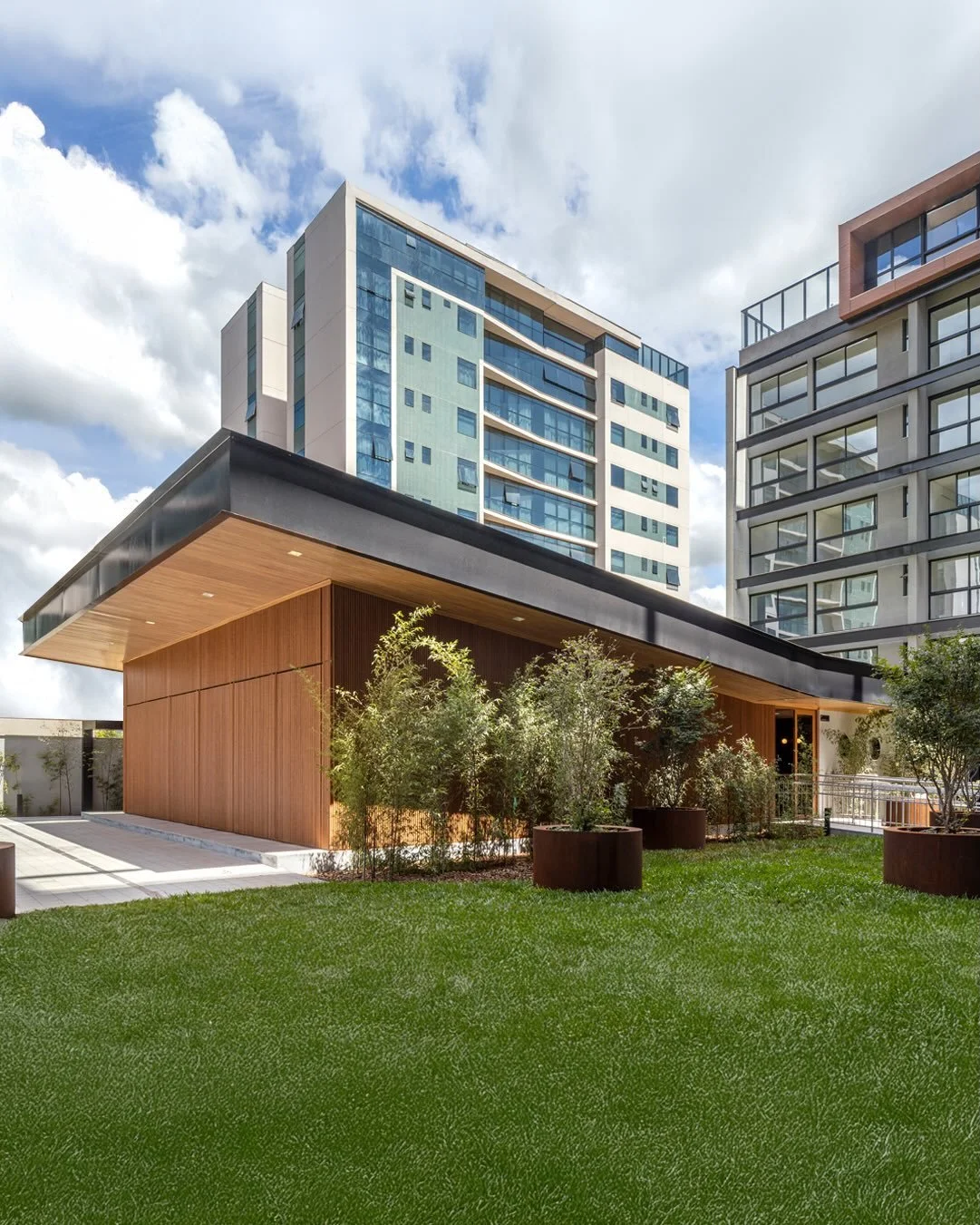 No New York Park Sul, da @baseincorporacoes e @luner.construtora, o lazer atua como uma extens&atilde;o natural e generosa do morar. Projetamos o sal&atilde;o com amplas esquadrias que se abrem para dissolver os limites entre o interior e a &aacute;r