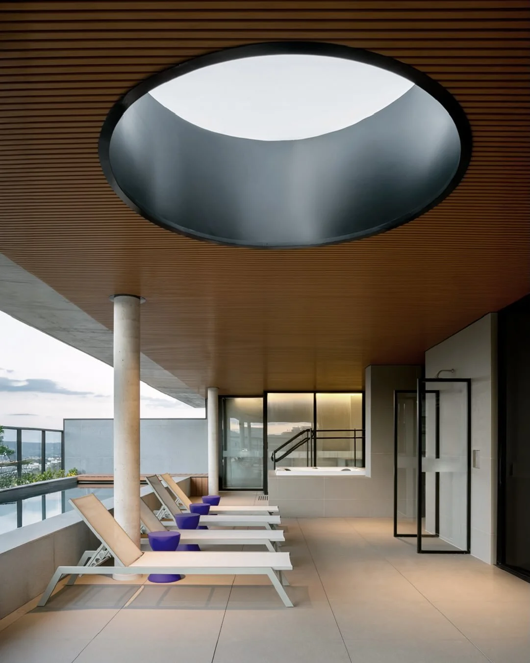 No projeto Oslo, a busca pelo bem-estar orienta o design da &aacute;rea de lazer. Para potencializar essa experi&ecirc;ncia imersiva, desenhamos uma abertura zenital que banha o espa&ccedil;o com luz natural, contrastando com o forro de ripas amadeir