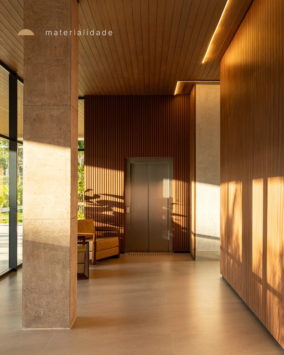 Em nossos projetos, a madeira aparece como um contraponto essencial &agrave; precis&atilde;o da arquitetura contempor&acirc;nea, introduzindo uma dimens&atilde;o sensorial que aproxima a arquitetura da escala humana. Ela &eacute; um gesto de acolhime