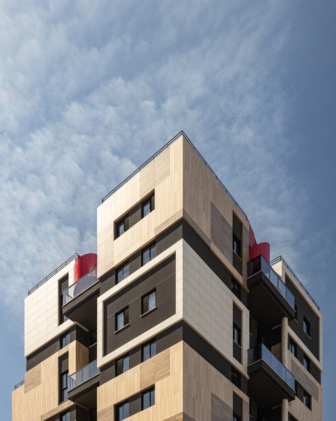 O HAUS, assinado para a NOVKA, &eacute; arte e ousadia em movimento. Trazendo o esp&iacute;rito residencial para um bairro em transforma&ccedil;&atilde;o, o projeto brinca com volumes, cores e texturas em uma linguagem contempor&acirc;nea que conecta