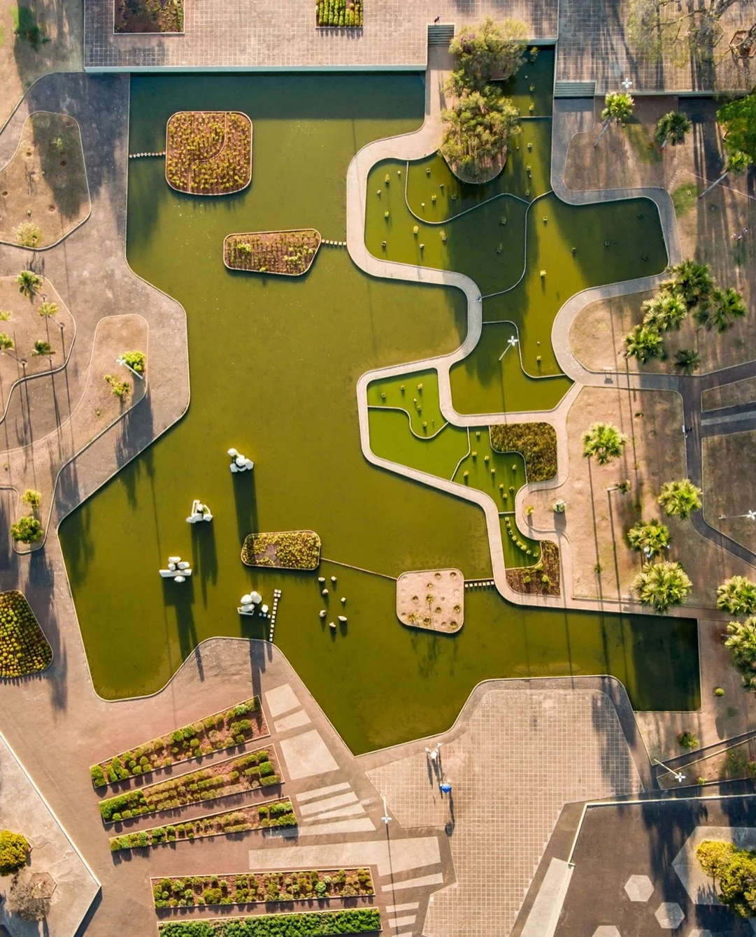 Roberto Burle Marx elevou o paisagismo ao status de arte moderna. Em sua obra, a flora nativa deixou de ser coadjuvante para se tornar protagonista da composi&ccedil;&atilde;o espacial. Com um rigor bot&acirc;nico aliado &agrave; sensibilidade de pin