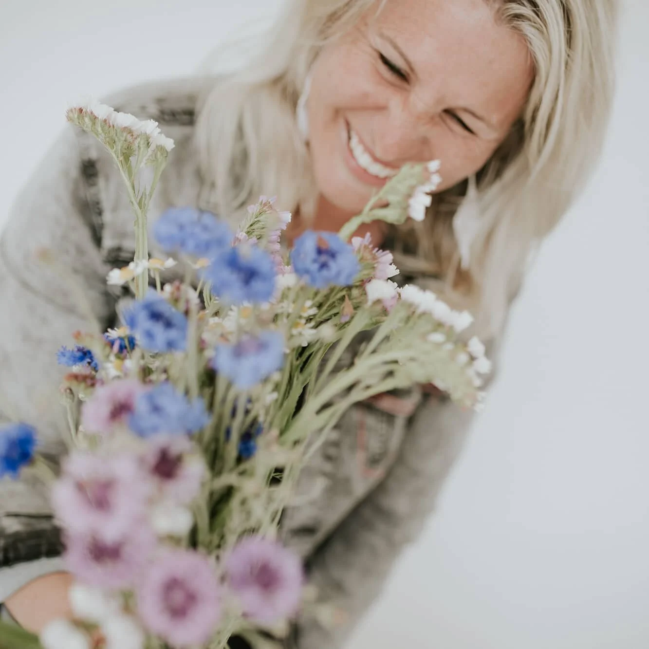 Really grateful for and totally recommend @ericakurthphotography and the shared space/kindness @thecommonroom.whitianga 

Erica cleverly drew out Emma in the Garden-joy of flowers, plant medicine, food, togetherness and colour. Am a happy stranger to 'that side of the camera', so also a big thank you to well positioned flowers; I can count on you for everything! x

#nineflowerskitchen #edibledriedflowers #driededibleflowers #ediblebotanicals #artisan #botanicalwonderland #garnish #lovelocal #summerseason #nzsmallbusiness #sharedspacenz