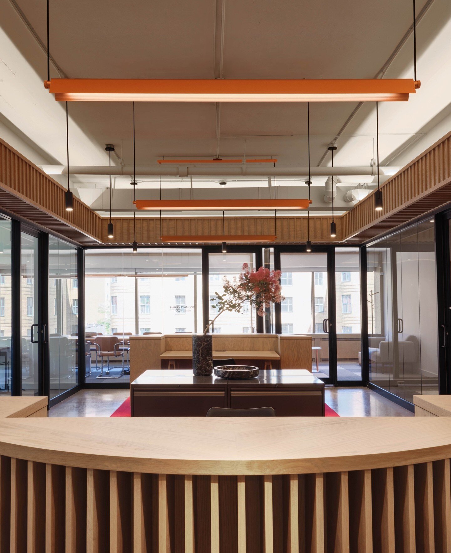 Our workplace design for Well Grounded Real Estate, an office with a courtyard layout that encourages open communication.

______
Well Grounded Real Estate
Photo: @joel_esposito
Construction: Ridgeway

#acdo #workplace #wellgroundedrealestate #workpl