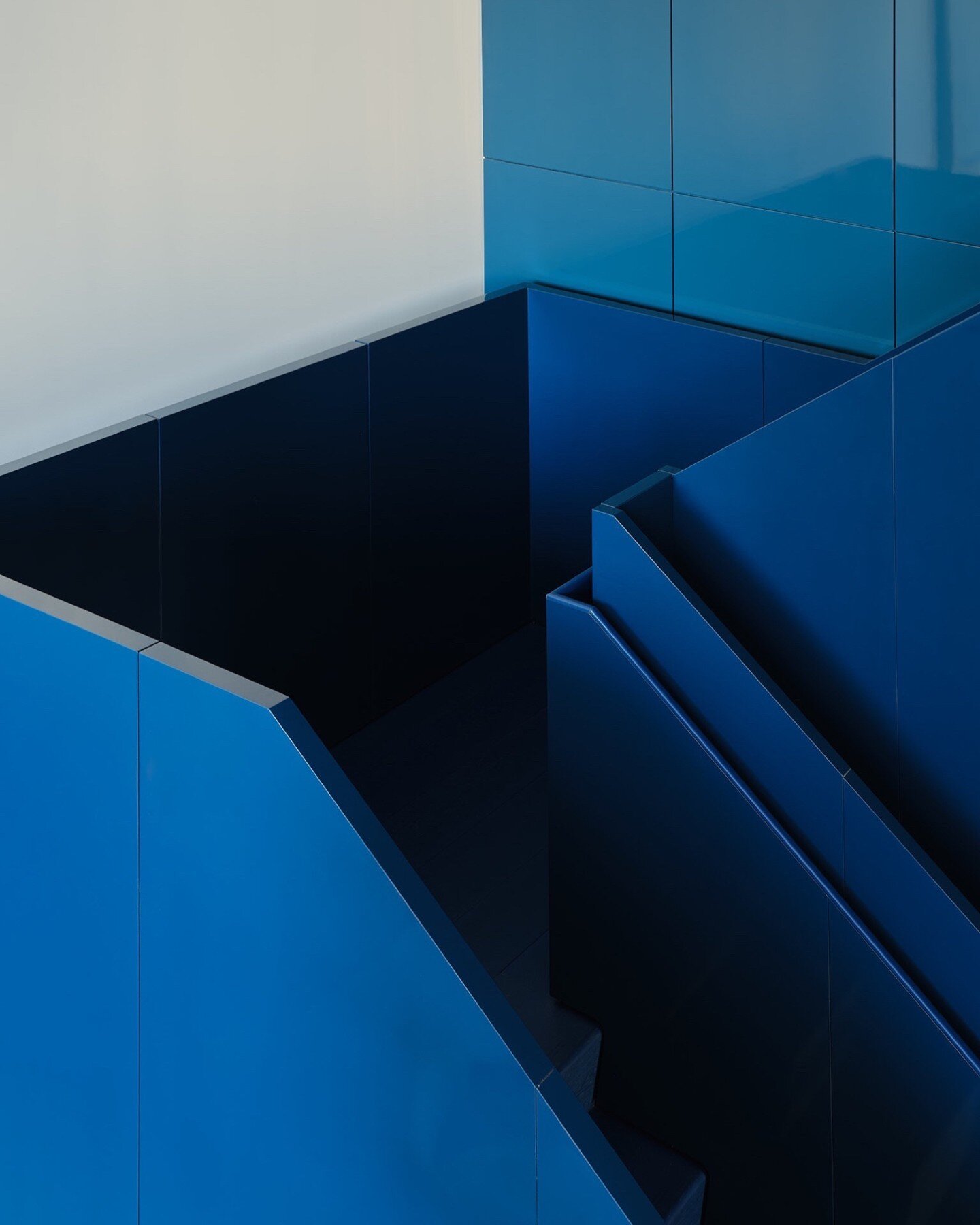 Please mind the step. A two-toned staircase clad with blue-lacquer panels.
______
Niagara On The Lake Residence
Photo: @2spacephoto


#acdo #interiordesign #residentialdesign #stairdesign #interiorinspo #interiorstyle #lacquer
#niagara