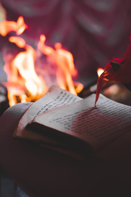 libro en arabe chimenea.jpeg