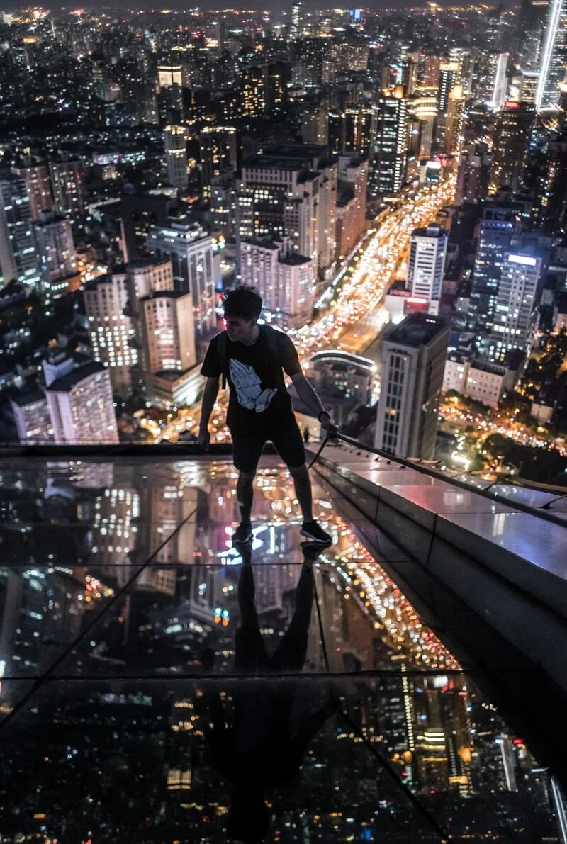tipo encima de edificio de noche en china.jpeg