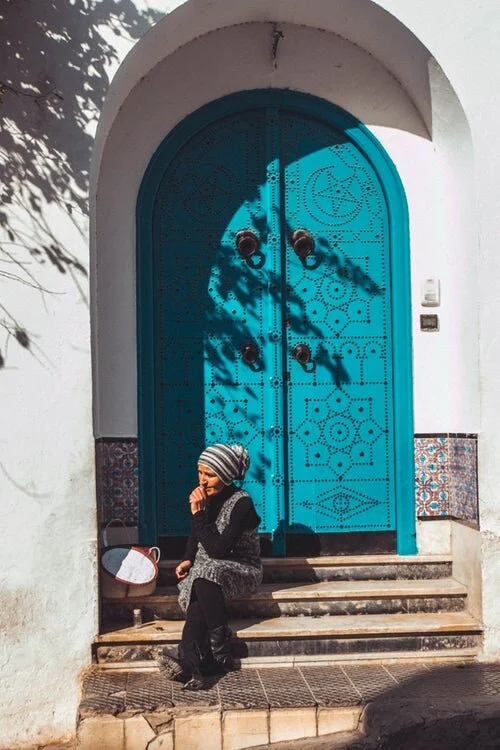 mujer+en+puerta+azul.jpeg