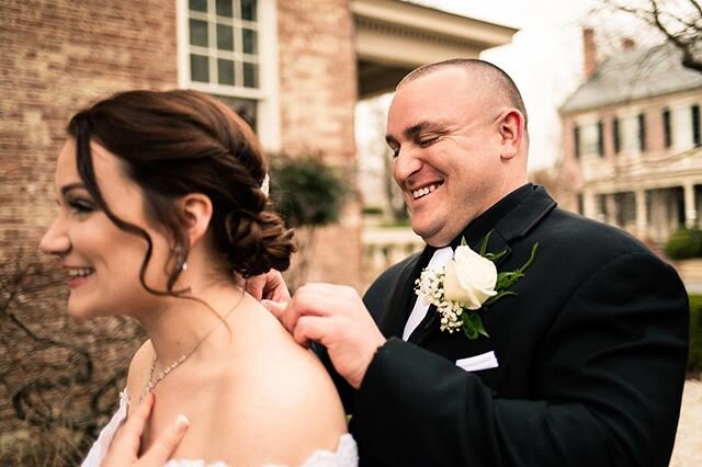 Happy Monday y&rsquo;all! I hope everyone is having a good day!
🤗
Sometimes my FAAAV pictures from a wedding day aren&rsquo;t the posed ones&hellip;they are the in-between moments. Like when Megan&rsquo;s necklace fell off during their first look an