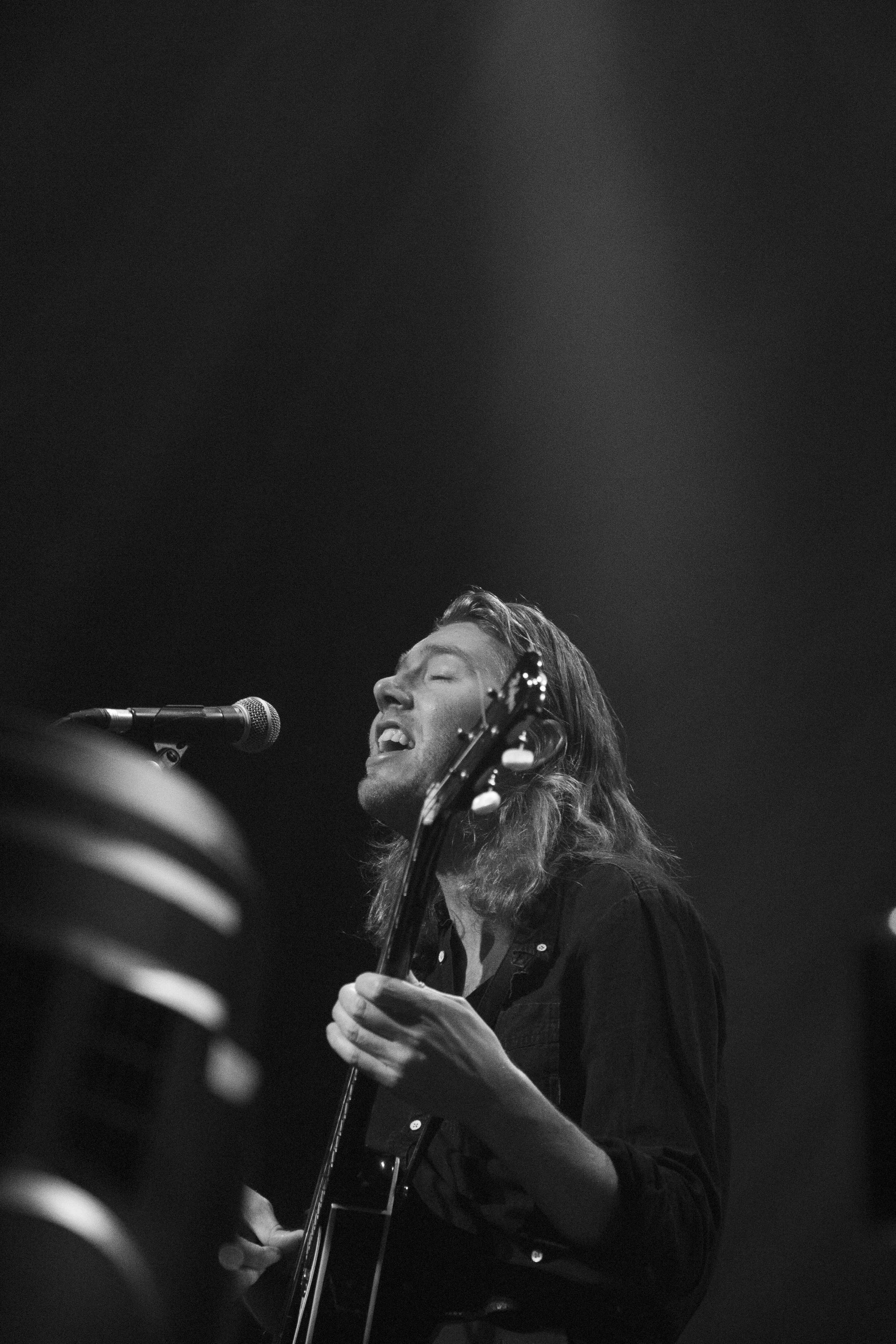 Holden serenades the Roundhouse.