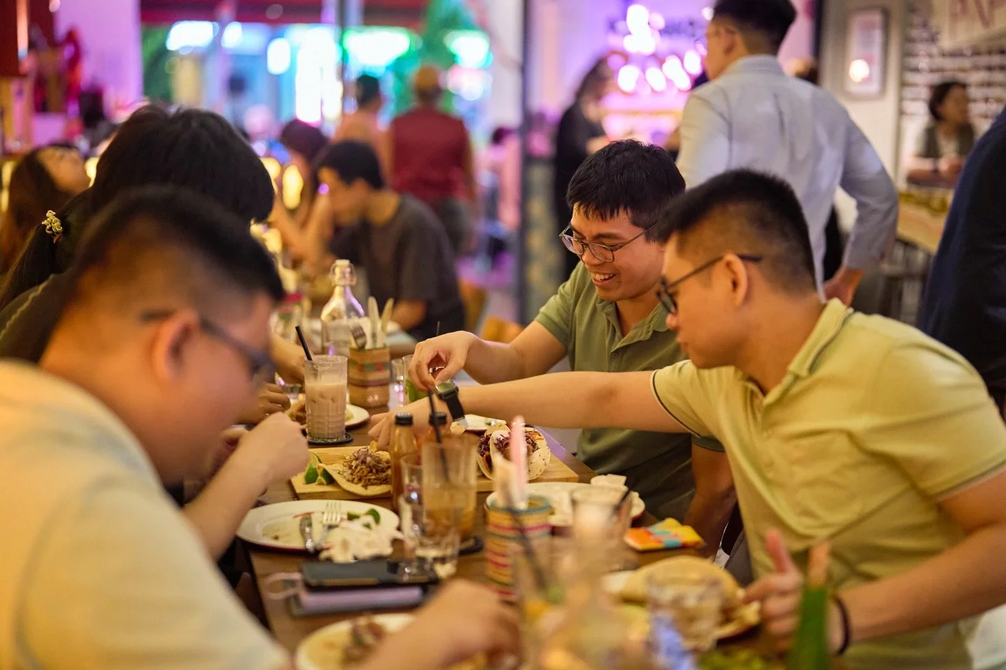 🌮✨ Happy Friday, amigos! ✨🌮

The weekend&rsquo;s calling &mdash; and Papi&rsquo;s is ready.
👨&zwj;👩&zwj;👧&zwj;👦 Kids Eat Free at our Jalan Besar outlet this Saturday &amp; Sunday
🍹 Daily Happy Hour: $10.90 drinks at ALL outlets
🌯🔥 Our Ultima