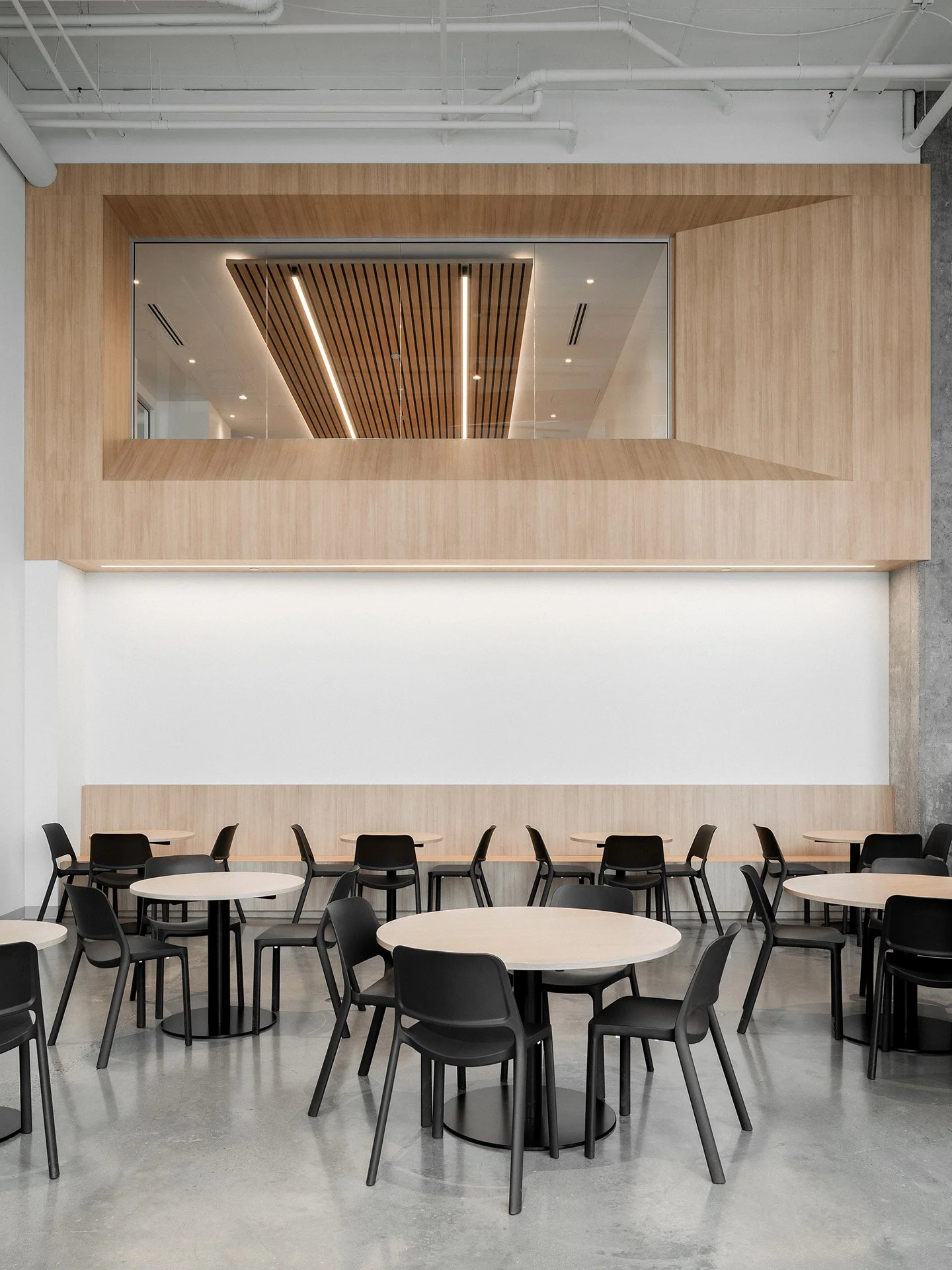 Aménagement commercial à Brossard par DESK architectes