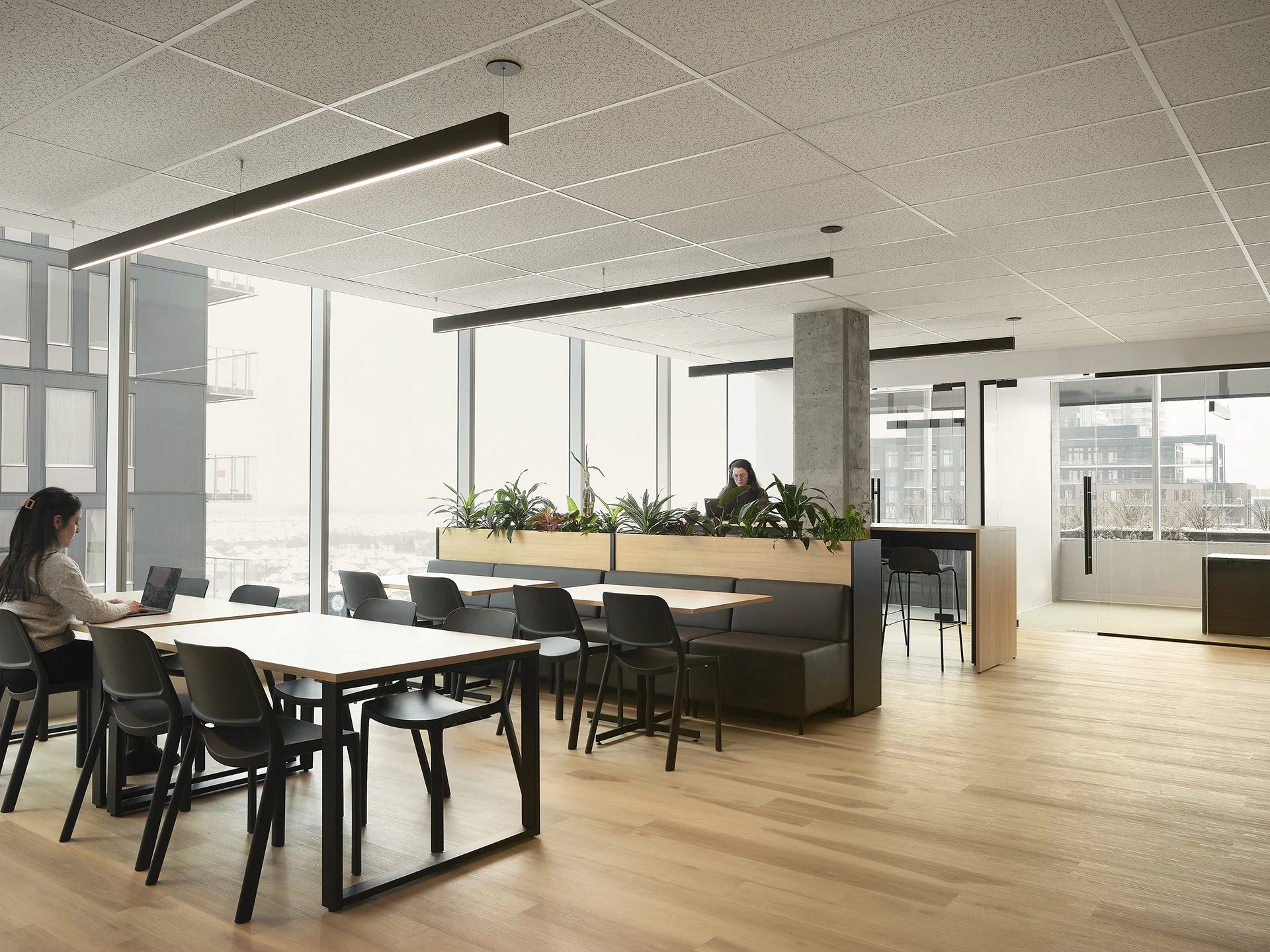 Aménagement de bureau à Brossard par DESK architectes