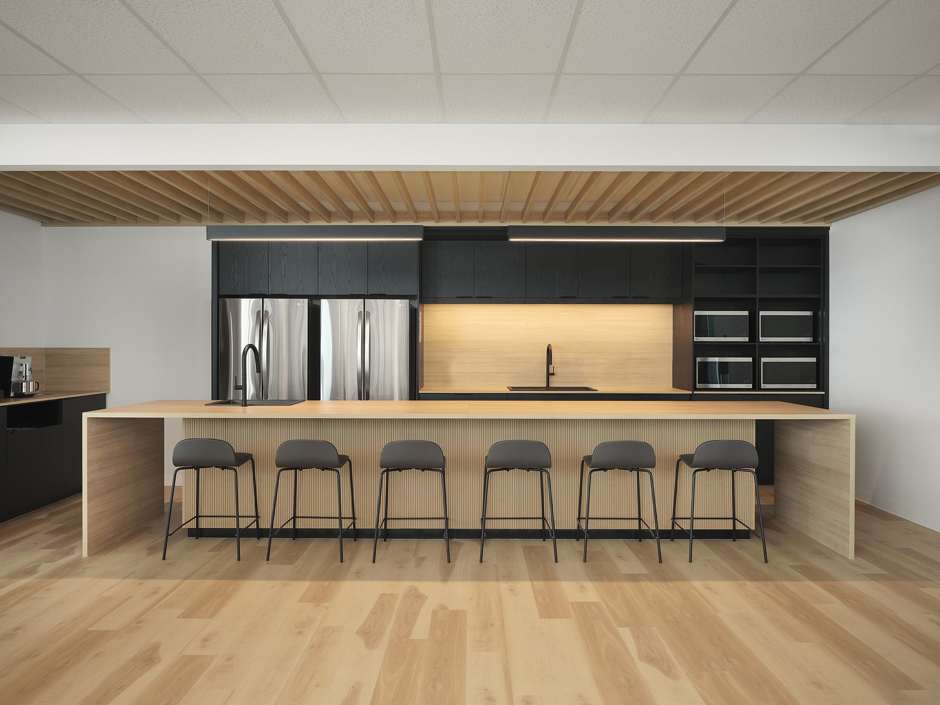 Aménagement de bureau à Brossard par DESK architectes