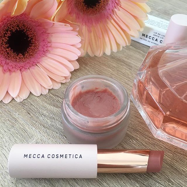 My favourite lip balm @meccamaxima lip de luscious spf15 now comes in stick form! π
.
This means for easier application i can keep the pot as my every day lip product and pop the stick version in my purse when im going out for the night. .
It is a hydrating balm with a touch of colour, my favourite being this one - nude!
Its Great if you arent a fan of wearing lipstick but still want a nice glossy look. I love the pretty packaging too π
.
.
.
.
@meccacosmetica
#makeup #makeupartist #mecca #lipbalm #cosmetics #product #motd #beautyblogger #productsilove #makeupblogger #discoveryunder2k #discoverunder5k #meccabeautyjunkie #meccacosmetica #meccamaxima
