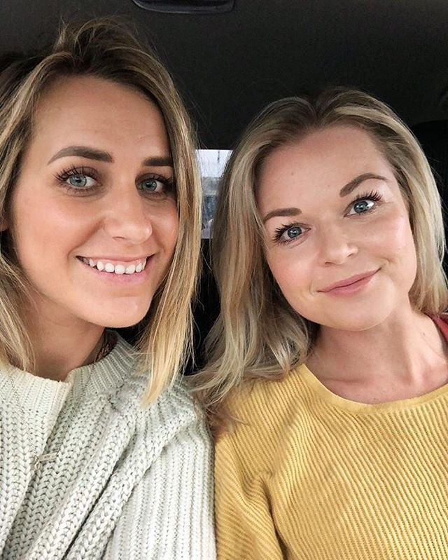 Love when i get to work with my friend @kaitlinchapman_ , we have been friends since we went to @themakeupschoolnz 11 years ago! And still help each other out on weddings. .
Its so great having a reliable friend and helping hand. I am picky with who 