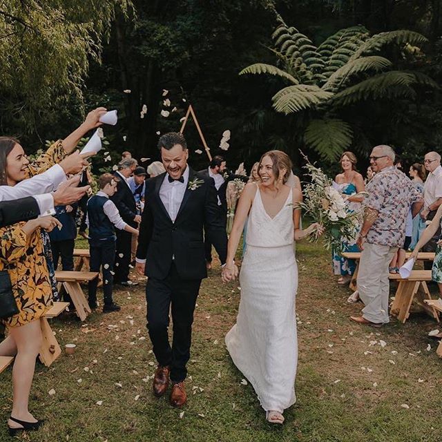 Sara and nick 💕 one of my last weddings of the season! such a great couple with an amazing relaxed wedding vibe .
Beautifully captured by @_charlottechristian_ .⠀⠀⠀⠀⠀⠀⠀⠀⠀
#weddings #bridal #weddinginspo #onscreen #makeupartist #hairstylist #weddingh