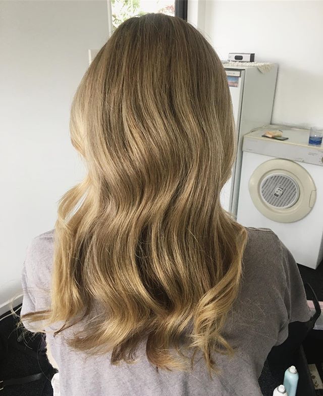 Simple brushed out waves on these golden locks 🙌🏻 who is a fan of this look? .
.
.
.⠀⠀⠀⠀⠀⠀⠀⠀⠀
#bridal #onscreen #makeupartist #hairstylist #weddinghair #beauty #makeup #bride #bridal #friends #justmarried #makeup #motd #creatives #beautyblogger #ma