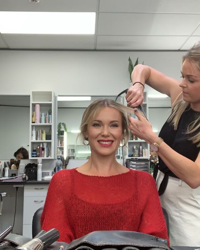 This was a super busy day for me in the @shortlandstreetofficial Makeup department. I had @bridgethardingart helping me prep @liliyamay_ βs hair while i started her makeup, then in the middle of her makeup call i had to abandon what i was doing, run on set to look after some special effects makeup, then run back and finish doing a hair up. Sometimes its all go!! Heres a wee timelapse x .
.
.
.β β β β β β β β β
#shortlandstreet #onscreen #makeupartist #hairstylist #weddinghair #beauty #makeup #makeuproom #glam #friends #makeup #motd #creatives #beautyblogger #makeupartist