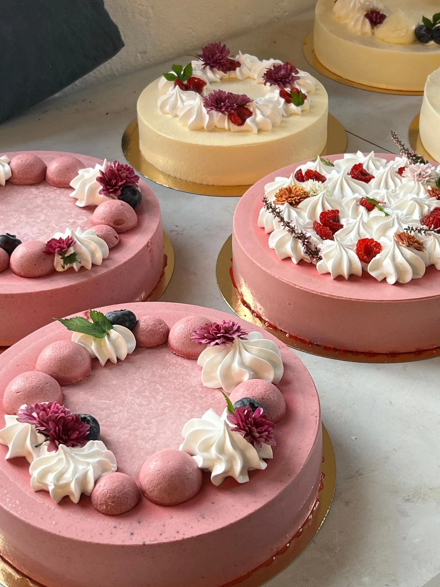 Vilken tårtfest Märta bjöd på vid helgens 3 leveranser till bröllop och kalas!