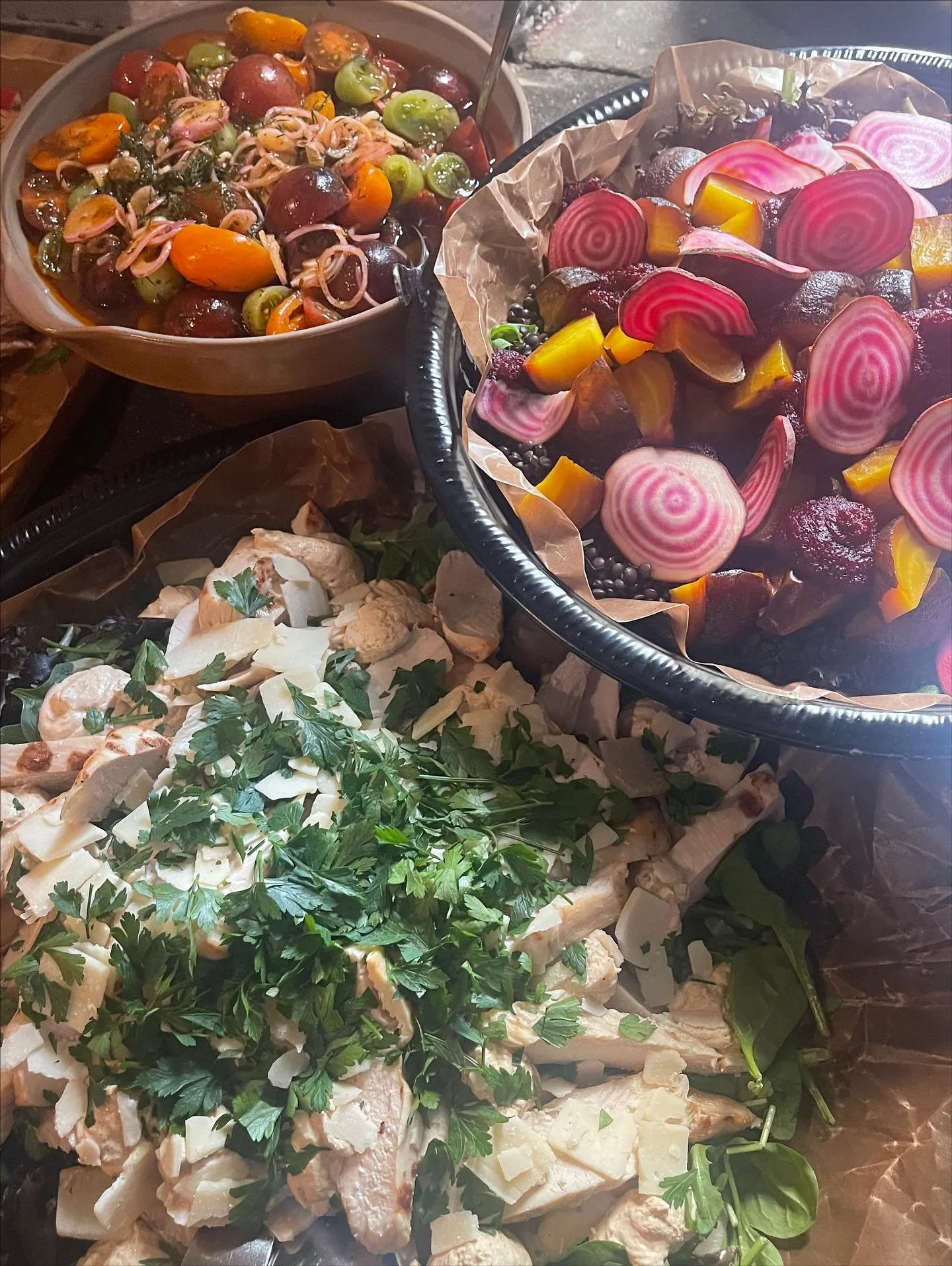 Vi gillar vår färgglada höstbuffé så mycket. Finns att beställa fram till ngn gång i mitten av november då vi går över på vinter/julvarianten. Välj mellan att bara beställa base