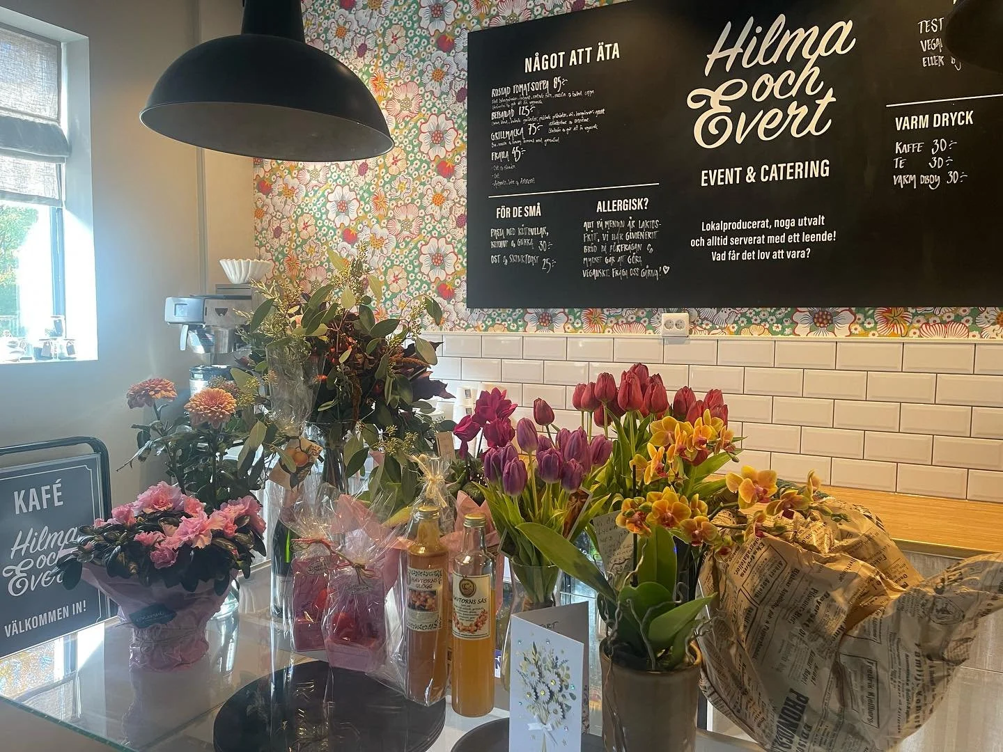 I lördags hade vi för första gången öppet i vår nya lokal. Mitt i stormen hittade både nya och gamla gäster in i vårt flytt-kafé i samband med Tollereds konstrunda och höstmarknaden på