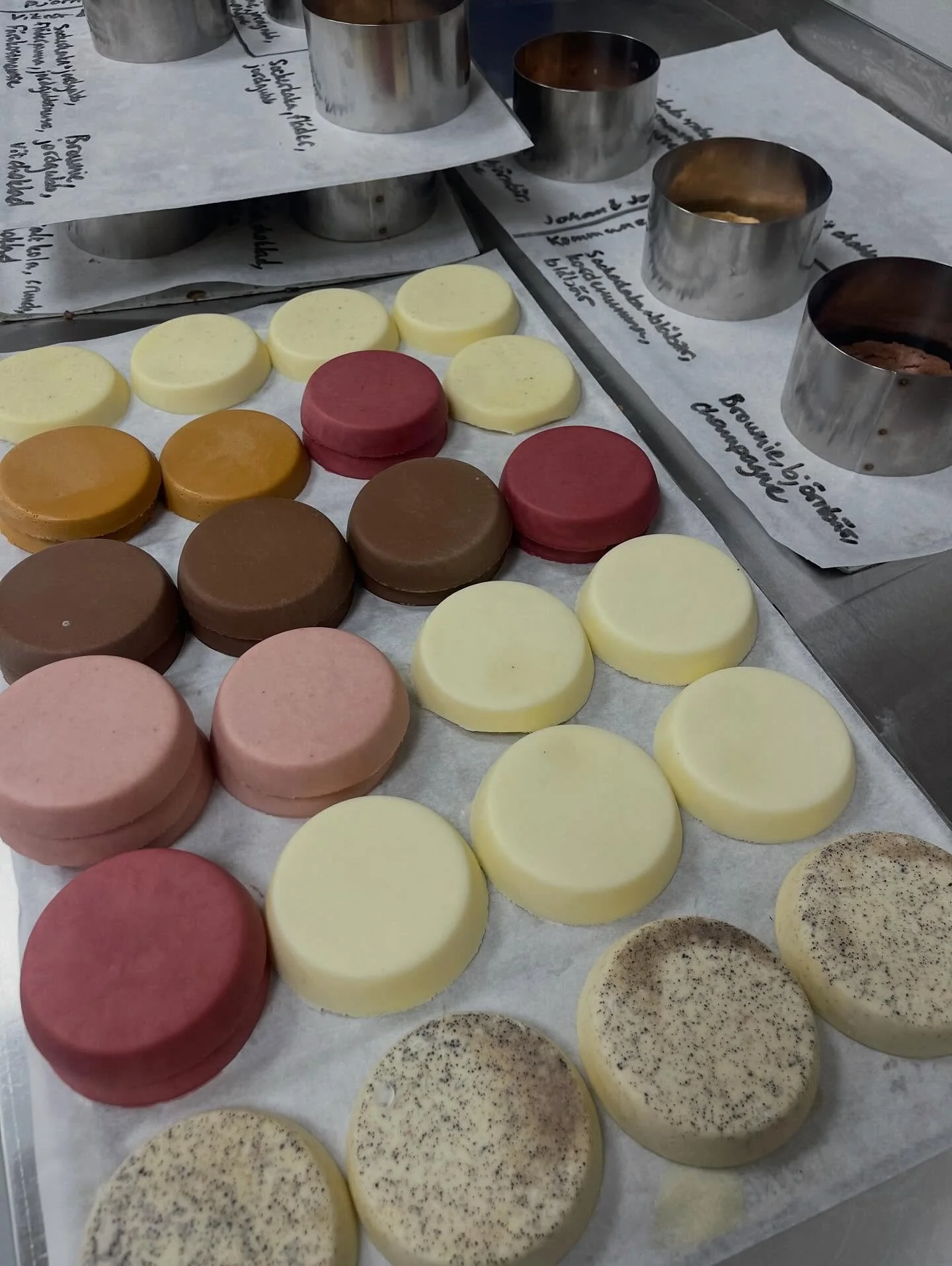 I veckan som kommer k&ouml;r vi startm&ouml;ten med provsmakning av mat och t&aring;rtor f&ouml;r kommande s&auml;songs f&ouml;rsta 10 brudpar. Alla testar tre t&aring;rtor var s&aring; det blir en hel del olika varianter att f&ouml;rbereda f&ouml;r 