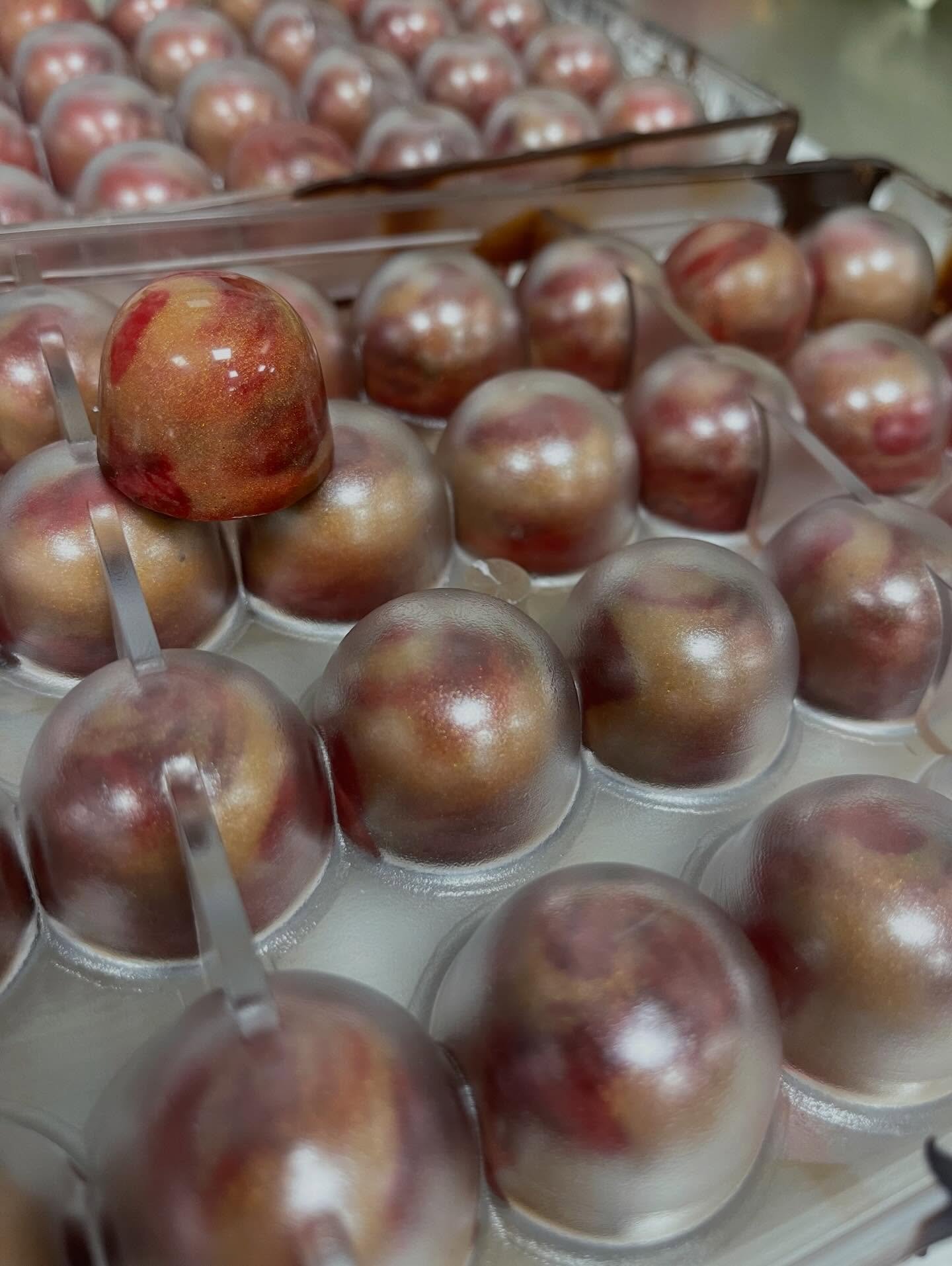 I &aring;r presenterar vi inte s&aring; lite stolta M&auml;rtas julpraliner med smak av lingon, pepparkaka och kardemumma. Kommer finnas till f&ouml;rs&auml;ljning p&aring; helgens julkaf&eacute;! 🎅🏻