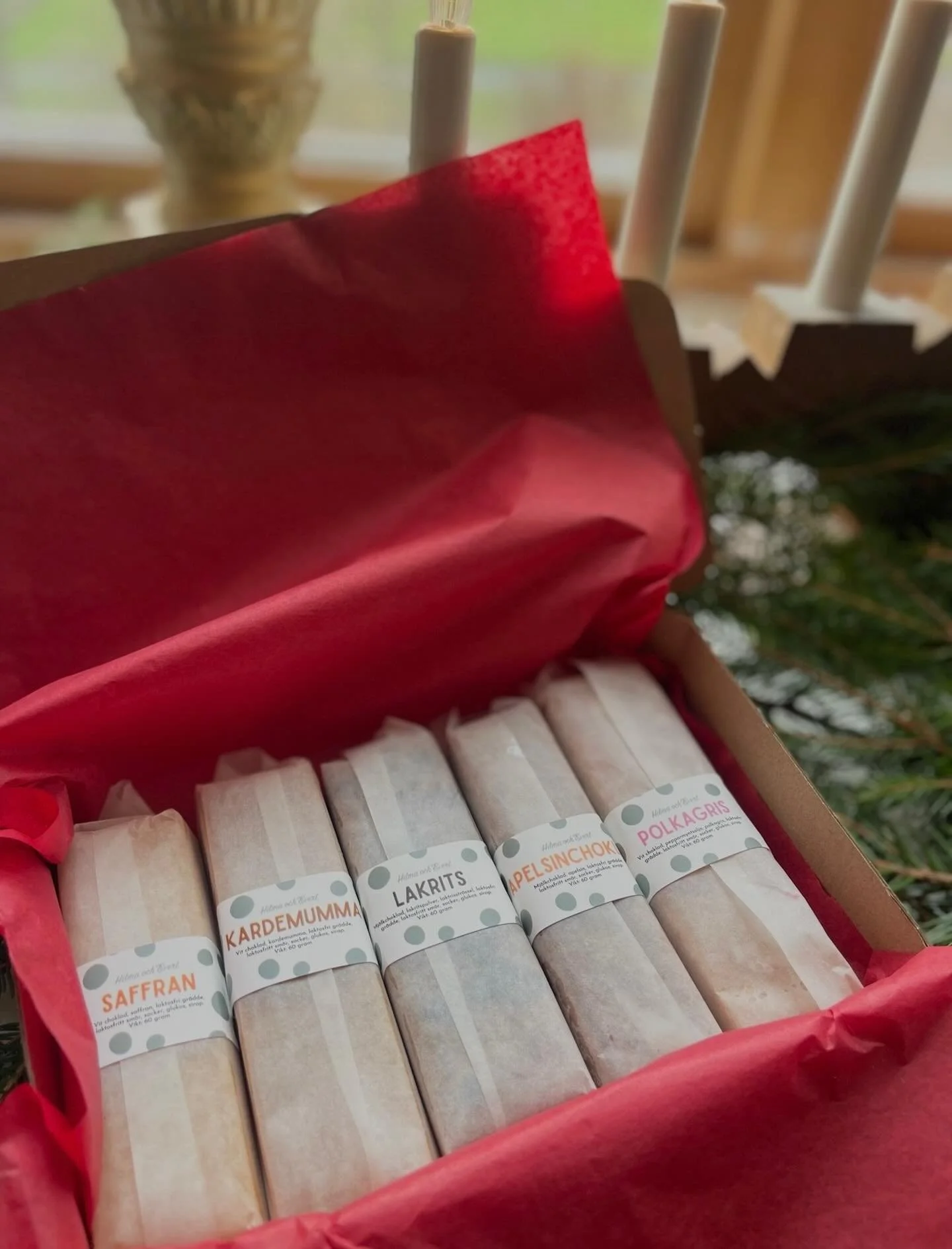 Ni vet v&auml;l att ni kan k&ouml;pa v&aring;r goda fudge b&aring;de styckvis f&ouml;r 50 kr och som h&auml;r p&aring; bilden i en fin l&aring;da med alla fem smaker f&ouml;r 225 kr. Finns i r&ouml;da sk&aring;pet i kaf&eacute;et &auml;nda fram till 