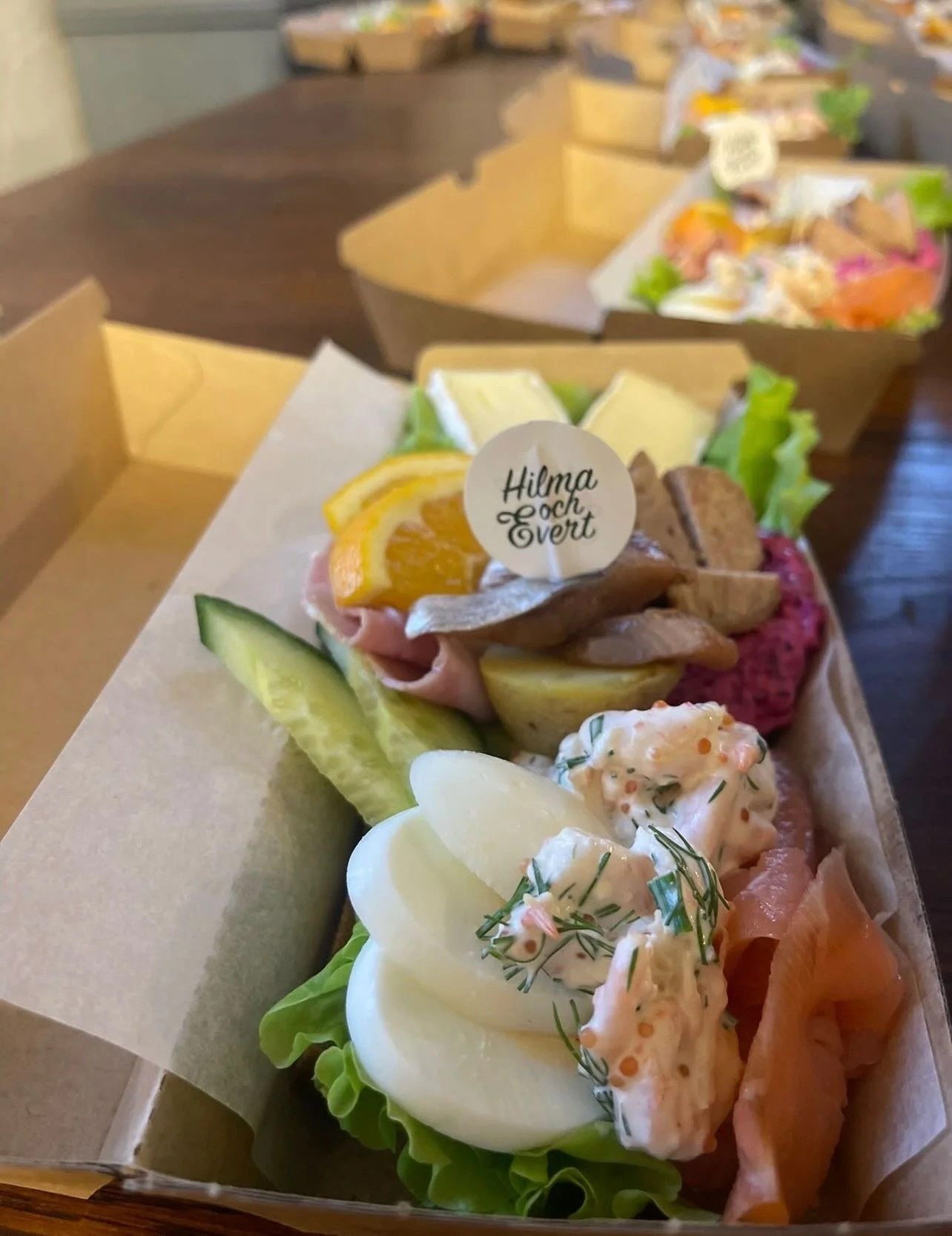 D&auml;r var &aring;rets f&ouml;rsta jul-landg&aring;ngar ute p&aring; leverans i Lerum. Plus lite s&ouml;tt till kaffet efter lunchen! 🎅🏻🍬