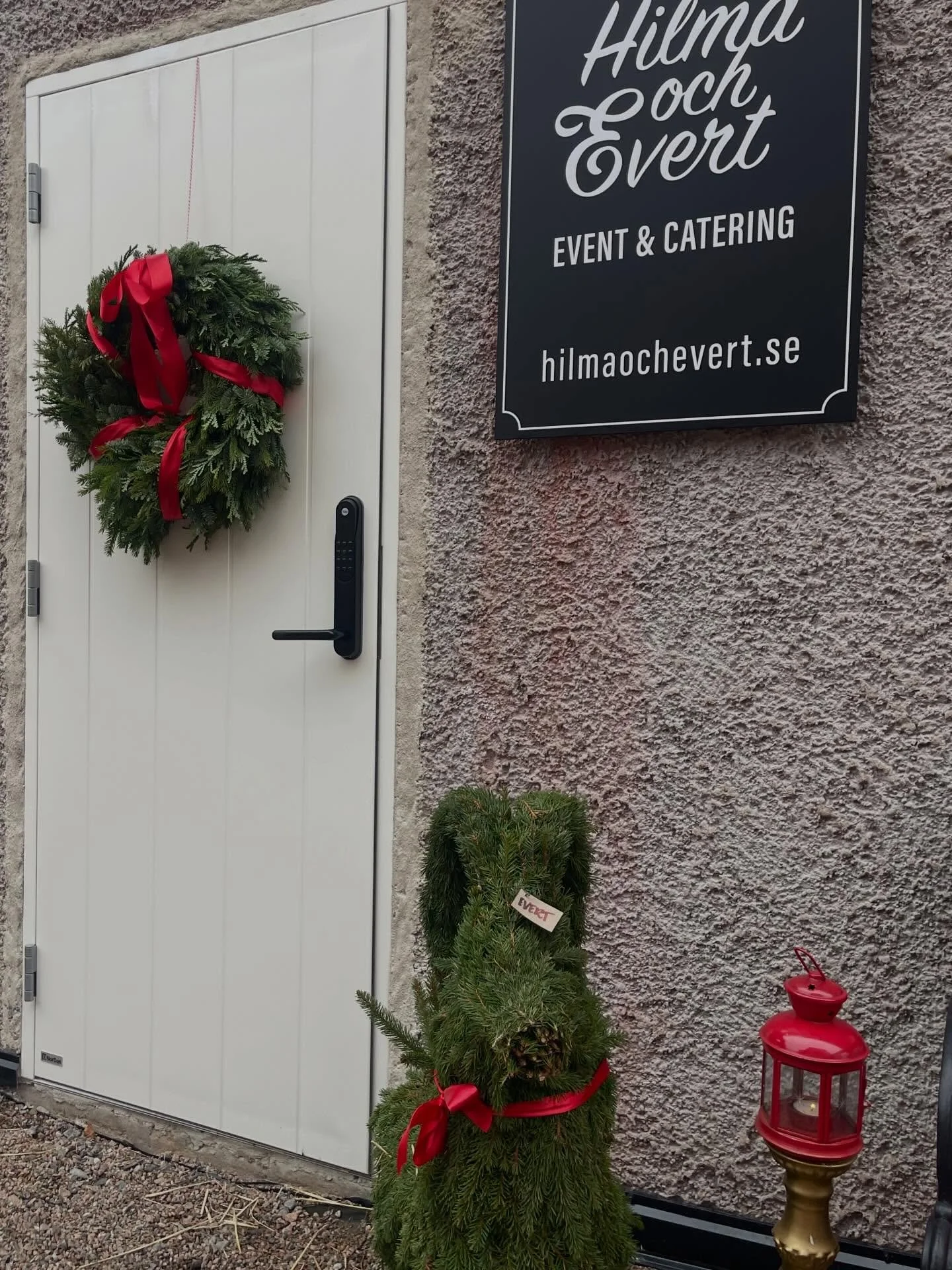 Varmt v&auml;lkomna p&aring; julmarknadskaf&eacute; i dagarna tv&aring;. &Ouml;ppet med mat, fika, julgodis och julpresenter l&ouml;rdag och s&ouml;ndag 11-16! 🎅🏻