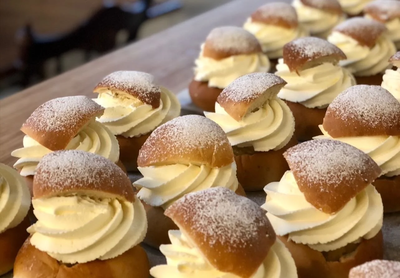 Fira fettisdagsveckan med oss i Tollered! 
 
&Auml;ntligen n&auml;rmar sig fettisdagen och det firar vi genom att ha extra&ouml;ppet i v&aring;r lilla kaf&eacute;del n&auml;r vi tisdag-l&ouml;rdag (17-22 februari) erbjuder lunch och semlor klockan 11