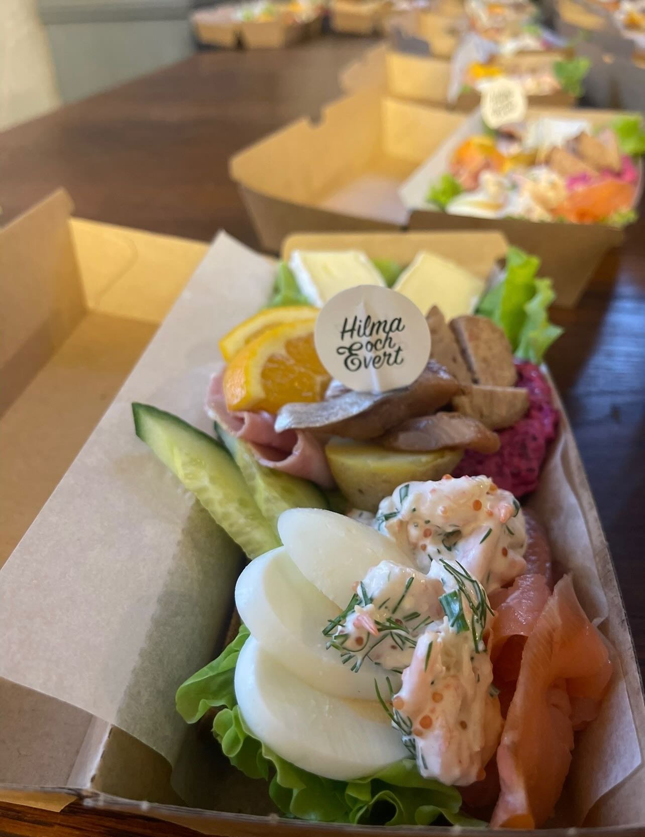 D&auml;r var &aring;rets f&ouml;rsta jul-landg&aring;ngar ute p&aring; leverans i Lerum. Plus lite s&ouml;tt till kaffet efter lunchen! 🎅🏻🍬