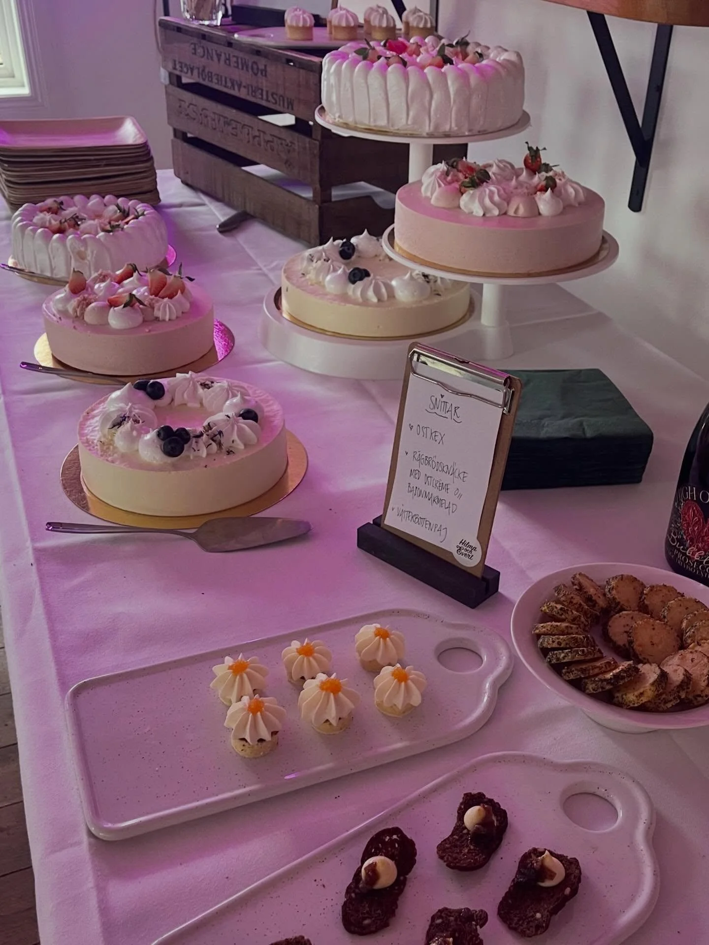 Idag st&aring;r vi p&aring; br&ouml;llopsm&auml;ssa p&aring; fina Sj&ouml;lyckan i Tollered. Planerar du br&ouml;llop och ska vara max 75 pers kan vi verkligen rekommendera denna p&auml;rla precis vid vattnet! Men efter idag l&auml;r nog m&aring;nga 